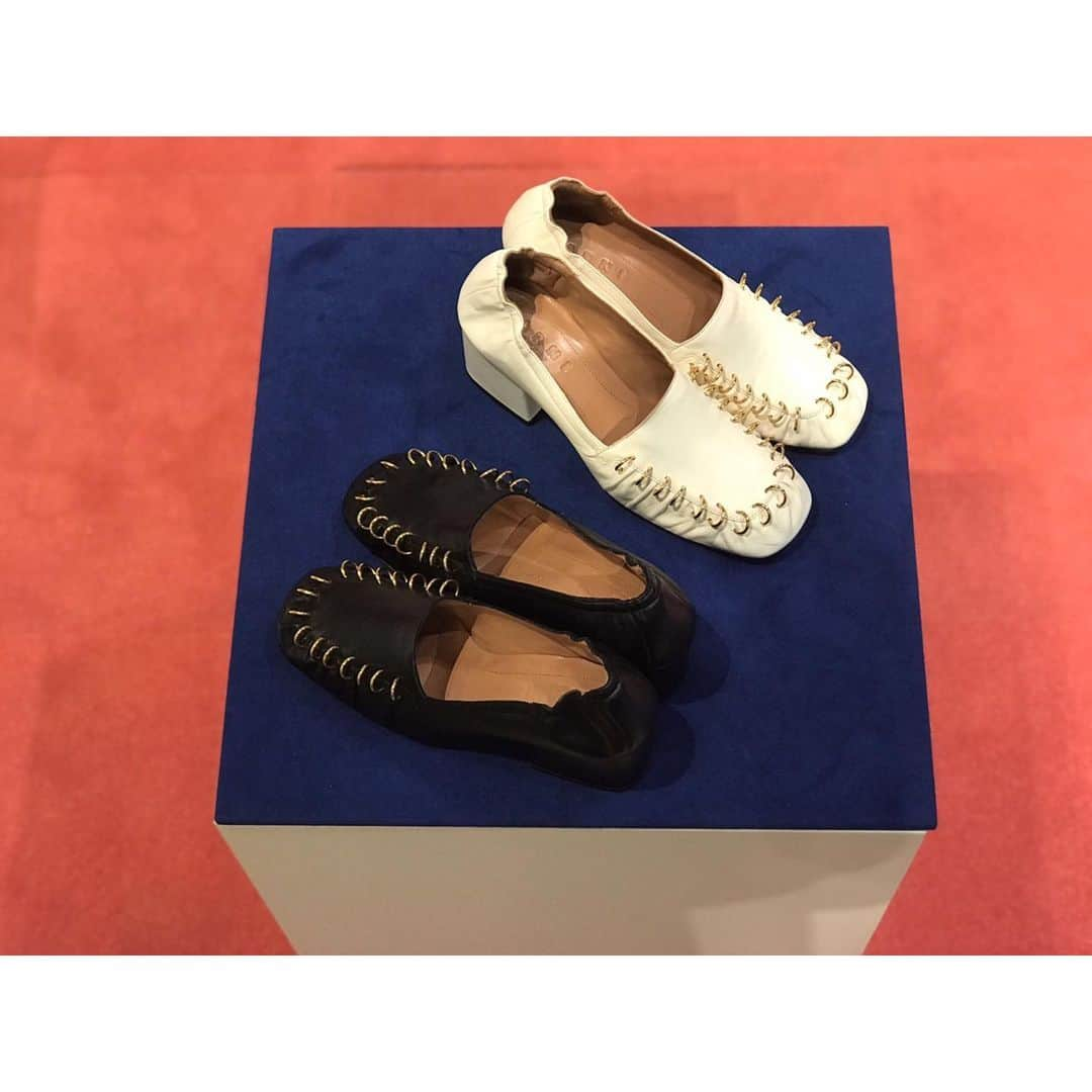 TOMORROWLAND 渋谷本店さんのインスタグラム写真 - (TOMORROWLAND 渋谷本店Instagram)「. <MARNI>  1.pierce loafer 33-95-01627 ¥119,000+tax  2.mohair sandal 33-95-01626 ¥89,000+tax  3.wallets pink 33-95-10019 ¥49,000+tax bordeaux 33-95-10020 ¥35,000+tax green 33-95-10021 ¥45,000+tax orange 33-95-10022 ¥46,000+tax  4.python boots 33-95-01628 ¥133,000+tax  #marni #19fw #newarrivals #shoes #boots #loafers #sandal #wallet #python #fashion #tomorrowland @tomorrowland_shibuya @tomorrowland_womens」8月2日 20時42分 - tomorrowland_shibuya