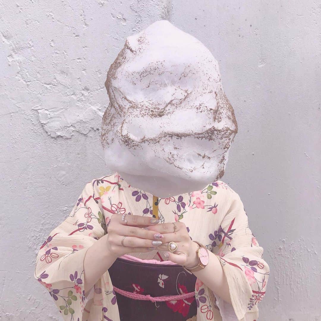 青木菜花のインスタグラム：「.﻿ .﻿ ほうじ茶の綿菓子🍵♡﻿ 甘くて美味しい〜😋﻿ .﻿ . #京都 #京都観光 #京都着物 #着物レンタル #イロドリキョウト #てくてく京都 #綿菓子 #jeremyjemimah #ほうじ茶 #instagood #instalike #l4l #なのかふぇ巡り」