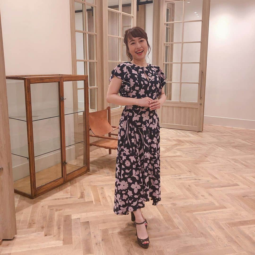 あいりさんのインスタグラム写真 - (あいりInstagram)「先日のU-FES Girlsで着ていたドレス👗💕 ・ この日のインナーはピーチ・ジョンのスマートブラ✨ このスマートブラを着用すると、いつもはみ出す脇の下の肉がスッキリ！ さらにギュッと胸を中心に寄せてトップを高くみせてくれるんです✨ なので、最近はこのスマートブラを毎日愛用しています🙌💕 おかげでオシャレの幅も広がって、コーデが楽しくなりました🤗 ・ 本日YouTubeにアップした動画で、ピーチ・ジョンのスマートブラを詳しく紹介しているので、ぜひぜひご覧ください🙋‍♀️ 今私の一押しアイテムです❤️ ・ #ピーチジョン #peachjohn #スマートブラ #インナー #ブラ #ドレス #ケイトスペード #katespade #お気に入り #コーデ #衣装 #ドレス#コーディネート#coordinate #スタイルアップ #ファッション #fashion #youtube #youtuber #あいり #PR」8月2日 20時33分 - airi_happy