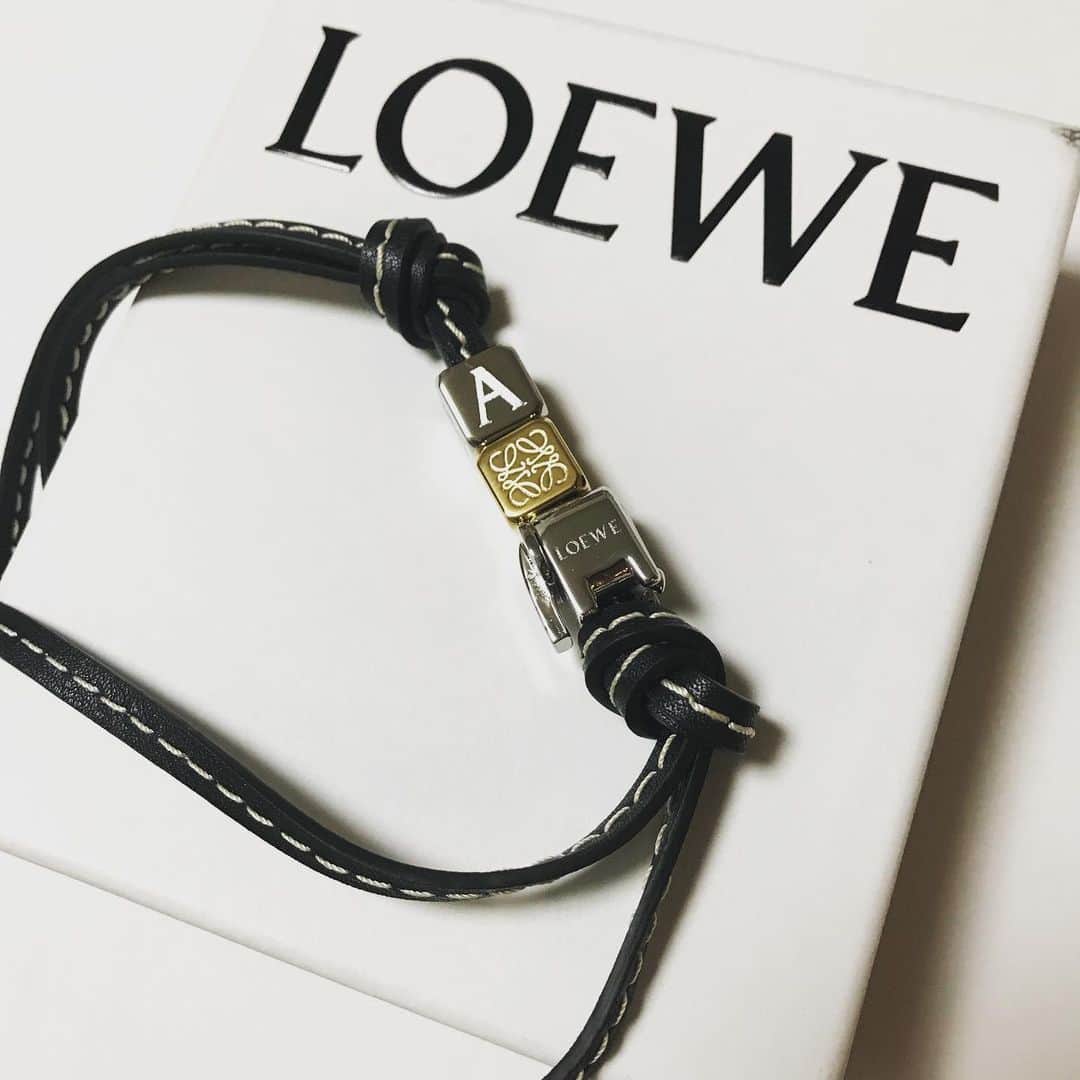 liiiiche23のインスタグラム：「・ ・ 箱の中身🖤 キューブの色から順番まで まるっきりマネさせて頂きました🙈 どのバッグに付けても可愛い😂💓 あと一つ、 ロエベでむっちゃ便利な小物をgetした💎 ・ ・ #fashion #loewe #ロエベ #loeweaccessories #newin #instafashion #instalook #instagood #noel_media」