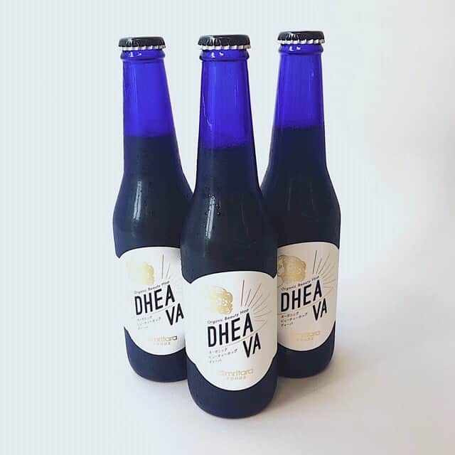 SPURさんのインスタグラム写真 - (SPURInstagram)「【ぷは～っと一杯！美容にいい“ごほうビール”の季節です】 この暑さで、思わず昨日「あ～～、ビール飲みたい」とつぶやいてしまい、急激にビール欲が増してきました。 そこで思い出したのがこのアムリターラのオーガニックビール。私実は、お酒に関してはオーガニックというと少し構えてしまうきらいがありました。ところが、こちらはとてもおいしいんです。 いわゆるスーパードライのキレッキレののど越しとは明らかに異なりますが、ちょうどいいコクと、きめ細やかで柔らかい炭酸もいい感じ。何よりも美容にも大変ありがたい成分が入っていて、罪悪感がゼロなんです。 「オーガニック ビューティーホップ ディーバ」はドイツ産のオーガニック麦芽とオーガニックホップを使用し、大麦から採取した天然酵母で発酵させた成分を、無濾過で瓶詰めしています。麦芽にはビタミンB群やミネラル類、アミノ酸の一種が。天然酵母には、ビタミンB群、核酸などの総合栄養が含まれているというから、健康や美容にもいいはず！（もちろんアルコールの飲みすぎには気を付けたいですが）。 仕込み水は、縄文時代の地層からくみ上げられた貴重な温泉水を使用されているそうで、なんだかすごそう……。ただ、こちら1本330mlで850円（+税）なのでちょっとお高め。頑張った自分への“ごほうビール”として今日みたいな暑い週末の締めくくりに飲みたいとおもいます！（編集Ａ） #beer #ビール #オーガニックビール #アムリターラ #SPURBeauty #fashion #mode」8月2日 20時35分 - spurmagazine