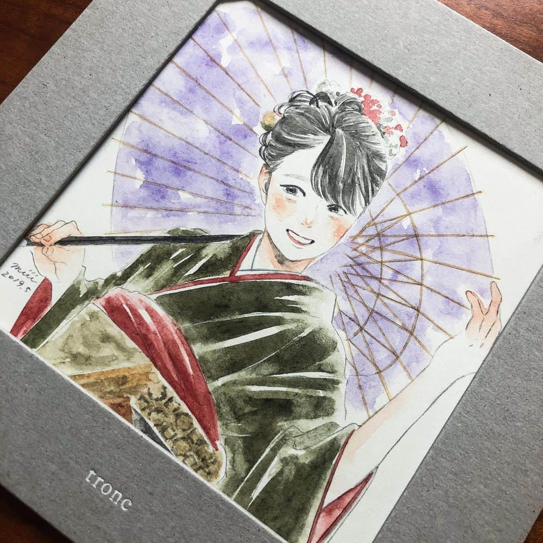 miiiさんのインスタグラム写真 - (miiiInstagram)「以前描いた似顔絵👘 お着物と表情、2枚の写真を絵の中で合成して描いています。 #illustration #watercolor」8月2日 20時39分 - tronc_miii