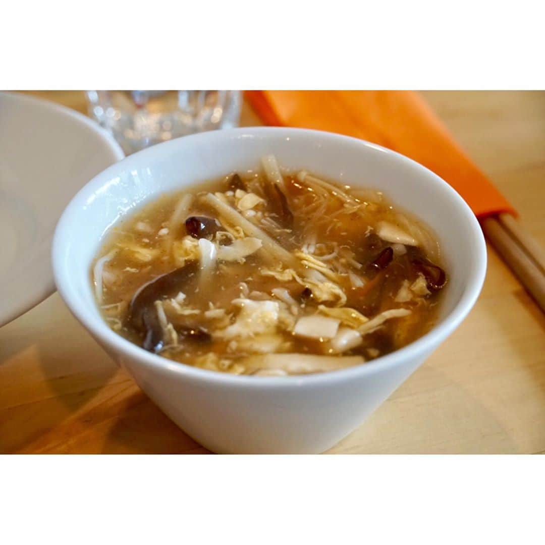 豊田エリーさんのインスタグラム写真 - (豊田エリーInstagram)「🍳 台湾家庭料理レッスンへ。 先生は以前にも教わったことのある セシリア・パオさん。 ・ 今回のメニューは、 ⚪︎酸辣湯（サンラータン） ⚪︎山東焼鶏 ⚪︎空芯菜の腐乳（ふにゅう）炒め ⚪︎豆豉（とうち）・大根と豚肉の煮物 ⚪︎檸檬愛玉（レモンあいゆう） ・ 酸辣湯が大好きなので、 え！家で作ってみたい！と参加したのですが、 ほかのお料理も全て美味しくて、 試食の箸が止まりませんでした。🤩 家でこれを作ったら、きっと喜んでもらえるなぁ。 ・ 料理、もっと手際よくなりたい。 ・ @kyokosalbot  #taiwanesefood #cookingclass  #台湾家庭料理 😋」8月2日 20時39分 - ellie_toyota