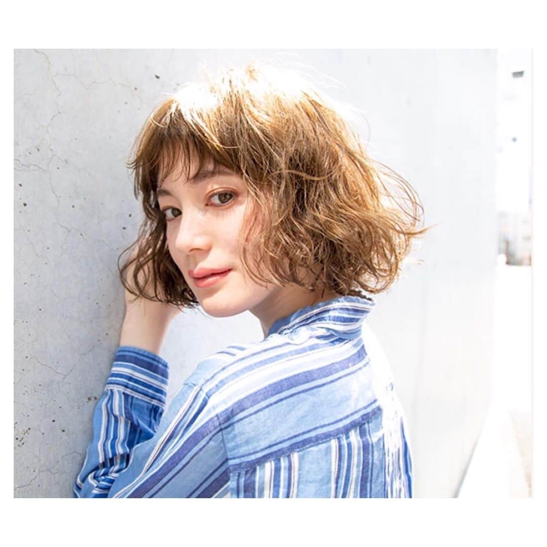 HAIR CATALOG . JPさんのインスタグラム写真 - (HAIR CATALOG . JPInstagram)「透けるようなキャメルベージュのカラーが、柔らかいウエーブをよりきわだたせてくれる、夏にぴったりのボブヘアです。  #HC#HCJP#haircatalog#hair#hairsalon#hairstyle#salon#model#japan#fashion#makeup#curlyhair#permanent#bob#happy#smile#cute#ヘアカタ#ヘア#ボブ#パーマ#ヘアスタイル#サロン#サロンモデル#モデル#ファッション#メイク#お洒落#夏髪型  @hair_catalog_jp  Angelica @angelica_giulietta_yenn Miona Hashimoto @mionahashimoto」8月2日 20時42分 - hair_catalog_jp