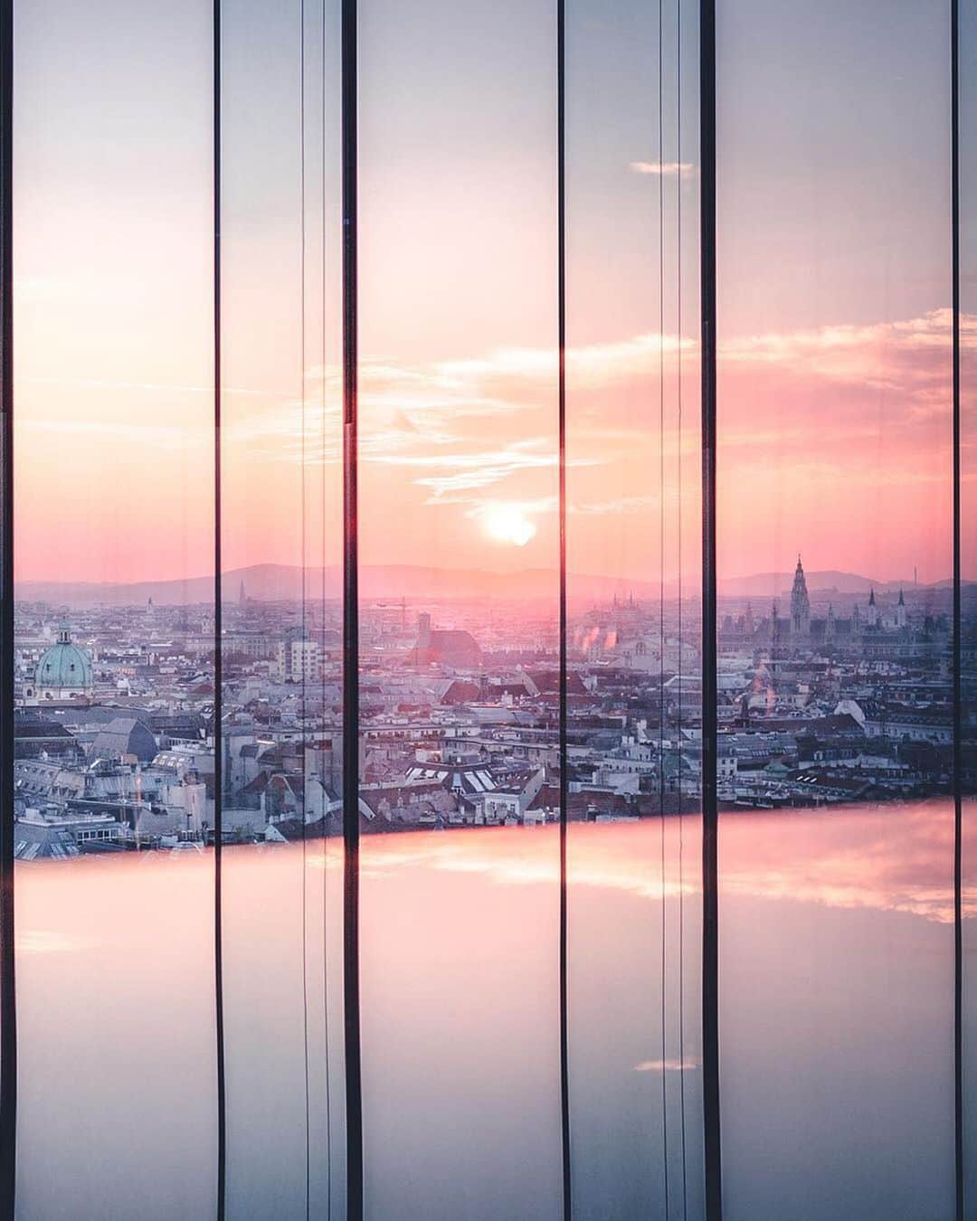 Wien | Viennaさんのインスタグラム写真 - (Wien | ViennaInstagram)「What an amazing view over the city - doesn’t this sunset look stunning? The photo was taken at Das Loft, which is a restaurant located on the 18th floor inside SO/Vienna - a hotel designed by the leading French architect Jean Nouvel. Do you remember any spots with a great view that you visited in Vienna? 🌇🍹by @spoti #ViennaNow」8月2日 20時45分 - viennatouristboard