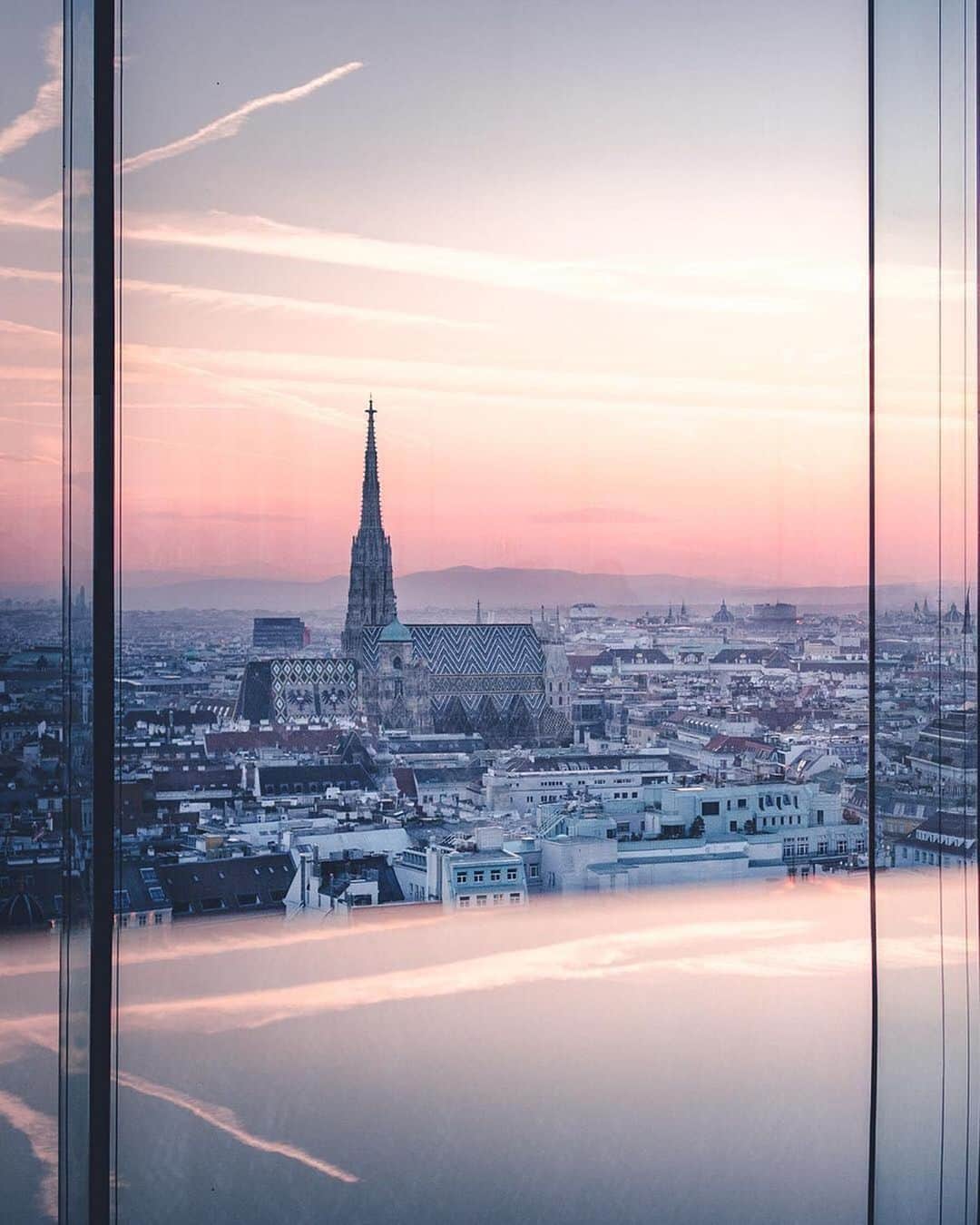 Wien | Viennaさんのインスタグラム写真 - (Wien | ViennaInstagram)「What an amazing view over the city - doesn’t this sunset look stunning? The photo was taken at Das Loft, which is a restaurant located on the 18th floor inside SO/Vienna - a hotel designed by the leading French architect Jean Nouvel. Do you remember any spots with a great view that you visited in Vienna? 🌇🍹by @spoti #ViennaNow」8月2日 20時45分 - viennatouristboard