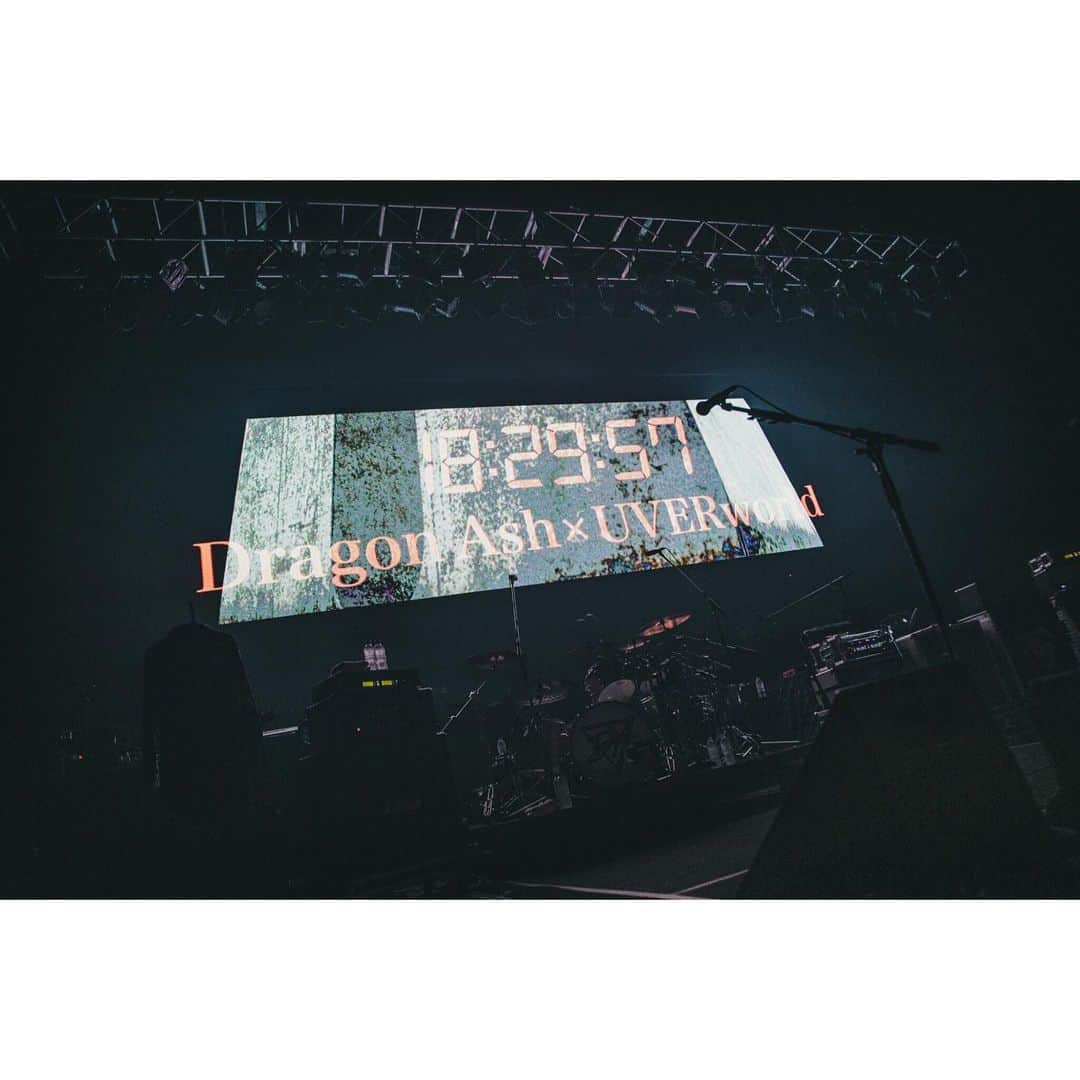 T$UYO$HIさんのインスタグラム写真 - (T$UYO$HIInstagram)「昨夜は新木場で UVERworld vs Dragon Ash  男鹿フェスに引き続き BONEZのタオルを掲げる人や BONEZのTeeやタンクトップを着てる人が何人もいて 申し訳ない気持ちと 嬉しい気持ちでいっぱいでした  色々な気持ちはあるけど ステージの上では音楽に身を任せたいと思ってます  話はちょっと変わって UVERworldの事務所の社長は 実は俺が1999〜2004年頃活動してたバンド drug store cowboyの マネージャーだったのです 凄いよね。大出世ってやつだ。  何年か前にバッタリスタジオで会ったけど まさかこういう形で再会するなんて 人と人との縁って不思議だね でもこれも続けていたからこその 再会なんだろうなと思う  そして先ほどアナウンスがあったけど 夏フェスに引き続き Dragon Ashのツアーでもベースを弾く事になりました 仲間の為にも自分の為にも ベストを尽くしたいと思います  photo by @nekoze_photo  #uverworld#dragonash  #thebonez#paymoneytomypain  #msmltokyo#msml  #combatguitars」8月2日 20時45分 - tsuyoshi_ptp