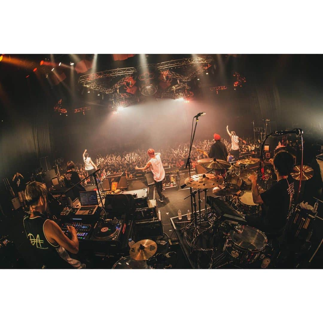 T$UYO$HIさんのインスタグラム写真 - (T$UYO$HIInstagram)「昨夜は新木場で UVERworld vs Dragon Ash  男鹿フェスに引き続き BONEZのタオルを掲げる人や BONEZのTeeやタンクトップを着てる人が何人もいて 申し訳ない気持ちと 嬉しい気持ちでいっぱいでした  色々な気持ちはあるけど ステージの上では音楽に身を任せたいと思ってます  話はちょっと変わって UVERworldの事務所の社長は 実は俺が1999〜2004年頃活動してたバンド drug store cowboyの マネージャーだったのです 凄いよね。大出世ってやつだ。  何年か前にバッタリスタジオで会ったけど まさかこういう形で再会するなんて 人と人との縁って不思議だね でもこれも続けていたからこその 再会なんだろうなと思う  そして先ほどアナウンスがあったけど 夏フェスに引き続き Dragon Ashのツアーでもベースを弾く事になりました 仲間の為にも自分の為にも ベストを尽くしたいと思います  photo by @nekoze_photo  #uverworld#dragonash  #thebonez#paymoneytomypain  #msmltokyo#msml  #combatguitars」8月2日 20時45分 - tsuyoshi_ptp