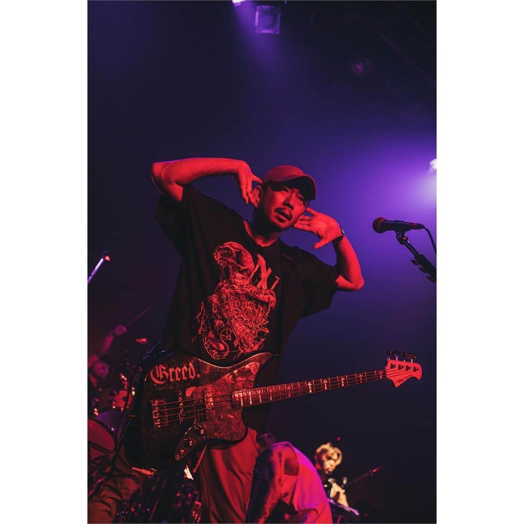 T$UYO$HIさんのインスタグラム写真 - (T$UYO$HIInstagram)「昨夜は新木場で UVERworld vs Dragon Ash  男鹿フェスに引き続き BONEZのタオルを掲げる人や BONEZのTeeやタンクトップを着てる人が何人もいて 申し訳ない気持ちと 嬉しい気持ちでいっぱいでした  色々な気持ちはあるけど ステージの上では音楽に身を任せたいと思ってます  話はちょっと変わって UVERworldの事務所の社長は 実は俺が1999〜2004年頃活動してたバンド drug store cowboyの マネージャーだったのです 凄いよね。大出世ってやつだ。  何年か前にバッタリスタジオで会ったけど まさかこういう形で再会するなんて 人と人との縁って不思議だね でもこれも続けていたからこその 再会なんだろうなと思う  そして先ほどアナウンスがあったけど 夏フェスに引き続き Dragon Ashのツアーでもベースを弾く事になりました 仲間の為にも自分の為にも ベストを尽くしたいと思います  photo by @nekoze_photo  #uverworld#dragonash  #thebonez#paymoneytomypain  #msmltokyo#msml  #combatguitars」8月2日 20時45分 - tsuyoshi_ptp