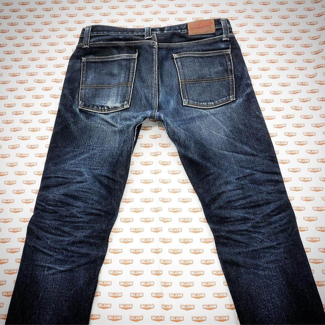 BIG JOHNさんのインスタグラム写真 - (BIG JOHNInstagram)「スタッフ👖onishi👖 23オンスジーンズ【M106G】穿き込みレポート65回目👖 リジット36日👖 1st湯洗い後41日👖 2nd湯洗い後42日👖 3rd湯洗い後42日👖 4th湯洗い後41日👖 5th湯洗い後41日👖 6th湯洗い後49日👖 7th湯洗い後48日👖 8th湯洗い後14日👖 計354日着用👖 児島ジーンズストリート、ビッグジョン児島本店、大阪市南船場、ビッグジョン大阪店、祐天寺駅 西口2、ビッグジョン東京店、BIGJOHN ONLINE SHOPで好評発売中👖 @bigjohnshop @bigjohntokyo @bigjohnosaka #bigjohn #bigjohnjeans #jeans #denim #23oz #japan #okayama #kurashiki #kojima #kojima-jeans-street #jeans-street #coordinate #outfit #mystyle #denimcode #nanocolloid #nano #denim-wash #wash #toughjeans #tough #selvedgejeans #selvedge #tax-freeshop #tax-free #denim-street #kurashiki-denim-street #funny #red moon #wallet #leather #sundrise #denim sundrise #setouchi #ootd」8月2日 20時50分 - bigjohnjeans