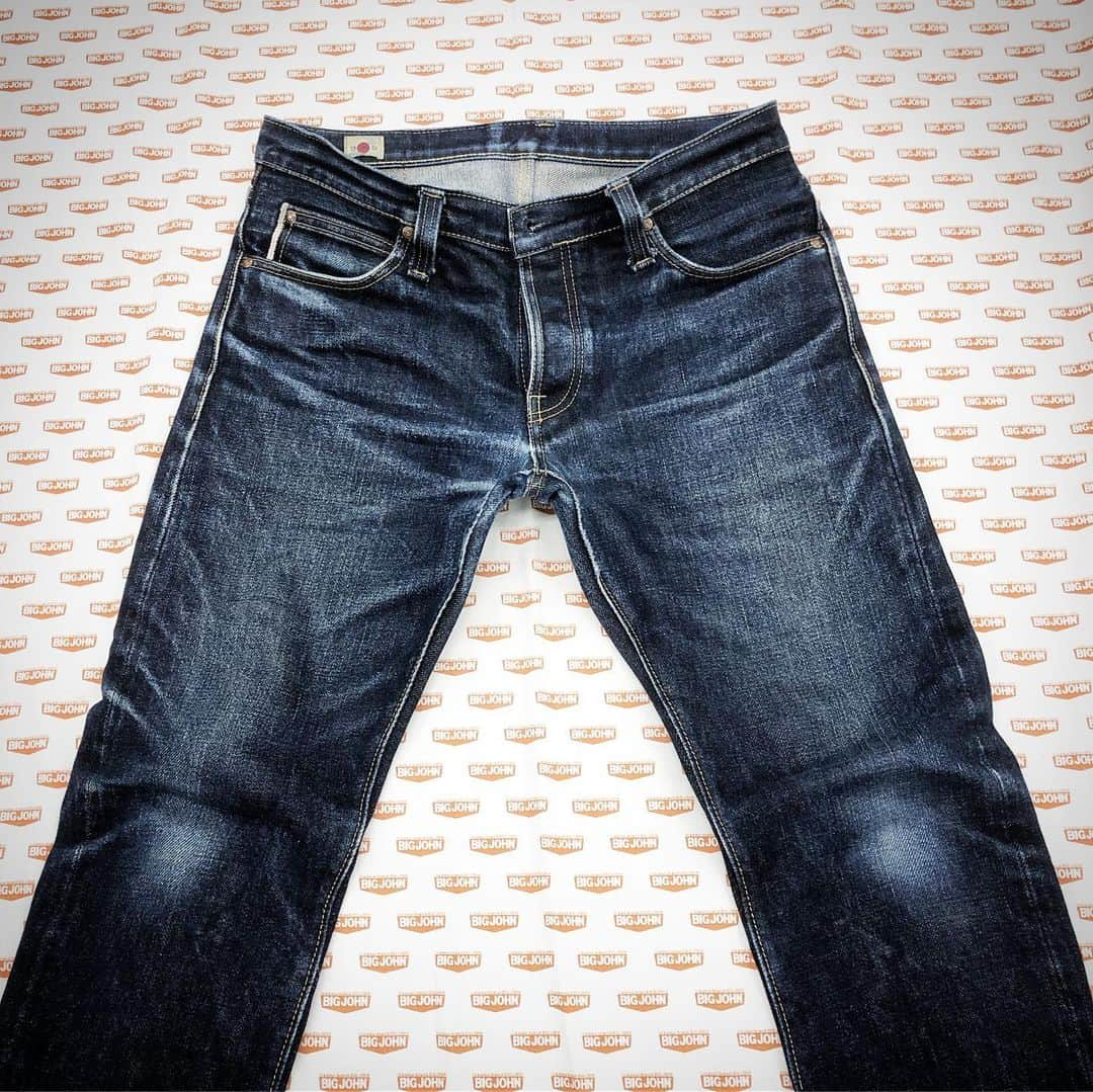 BIG JOHNさんのインスタグラム写真 - (BIG JOHNInstagram)「スタッフ👖onishi👖 23オンスジーンズ【M106G】穿き込みレポート65回目👖 リジット36日👖 1st湯洗い後41日👖 2nd湯洗い後42日👖 3rd湯洗い後42日👖 4th湯洗い後41日👖 5th湯洗い後41日👖 6th湯洗い後49日👖 7th湯洗い後48日👖 8th湯洗い後14日👖 計354日着用👖 児島ジーンズストリート、ビッグジョン児島本店、大阪市南船場、ビッグジョン大阪店、祐天寺駅 西口2、ビッグジョン東京店、BIGJOHN ONLINE SHOPで好評発売中👖 @bigjohnshop @bigjohntokyo @bigjohnosaka #bigjohn #bigjohnjeans #jeans #denim #23oz #japan #okayama #kurashiki #kojima #kojima-jeans-street #jeans-street #coordinate #outfit #mystyle #denimcode #nanocolloid #nano #denim-wash #wash #toughjeans #tough #selvedgejeans #selvedge #tax-freeshop #tax-free #denim-street #kurashiki-denim-street #funny #red moon #wallet #leather #sundrise #denim sundrise #setouchi #ootd」8月2日 20時50分 - bigjohnjeans