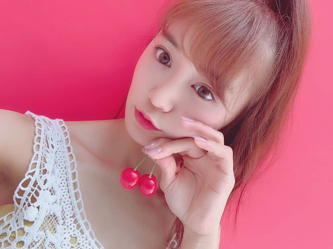 星名美怜さんのインスタグラム写真 - (星名美怜Instagram)「♥♥♥﻿ ㅤㅤㅤ .﻿ ㅤㅤㅤ SHO-BIさんから出ている﻿ ㅤㅤㅤ 「ピエナージュ　UV＆MOIST」のモデルとして﻿ ㅤㅤㅤ 撮影してきたよー❤️❤️🐇﻿ ﻿ ㅤㅤㅤ 今回私がつけたのは…﻿ ㅤㅤㅤ 「NO.105 FANCY」﻿ ㅤㅤㅤ ﻿ ㅤㅤㅤ 夏にぴったりの自然な明るめのカラーで﻿ ㅤㅤㅤ 普段のメイクでも夏っぽく変身できちゃうよ☺︎☺︎﻿ ㅤㅤㅤ ﻿ ㅤㅤㅤ クリッと愛らしい目で﻿ ㅤㅤㅤ 夏メイクを一緒に楽しもーう😛🍉﻿ ㅤㅤㅤ ㅤㅤㅤ #mireinsta ㅤㅤㅤ ㅤㅤㅤ #コスメコンタクトㅤㅤㅤ #ピエナージュ#ピエナージュuvandmoist ㅤㅤㅤ #fancy #夏メイク #カラコン #カラコンレポ ㅤㅤㅤ」8月2日 20時50分 - hoshina_mirei_official