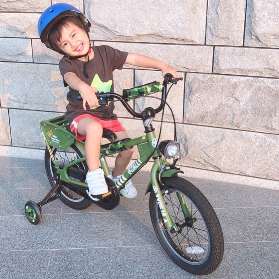 A_kun*mamaさんのインスタグラム写真 - (A_kun*mamaInstagram)「﻿ ﻿ 「おねえさ〜ん😍何してるの〜❓」﻿ なーんて今にも﻿ チャラいナンパでもしそうなあーくんです😂﻿ ﻿ 顔、ウインクしてカッコつけてても﻿ 補助輪付いてるのがウケる🤣💓﻿ ﻿ カモフラ柄の自転車はパパと選んだよ❤️﻿ ﻿ そしてヘルメット⛑は﻿ あーくんが選んだ大好きなBlueの﻿  @mag_ride.jp のもの✨﻿ ﻿ とても軽くてシンプルでオシャレだし﻿ Japan fitモデルで﻿ サイズもピッタリであーくんお気に入り😳💓﻿ ﻿ SG認証を取得し﻿ 日本国内での安全基準を﻿ クリアしたものなので安心です‼️🚴‍♂️﻿ ﻿ やっぱり万が一の時に命を守ってくれるものは﻿ しっかり選びたいと思います😊﻿ ﻿ 毎日、陽が落ちて涼しくなってきたら﻿ 自転車でお散歩してます💓﻿ ﻿ ﻿ ﻿ #magcruise #magride #hknavi ﻿ #キッズヘルメット #マグクルーズ #マグライド﻿ #3歳半 #3歳 #男の子 #息子 #ベビフル #ママリ #justbaby #インスタキッズ #親バカ部 #かわいい #家族 #愛息子 #たからもの #キッズコーデ #キッズファッション #キッズモデル  #むすこーで #きょコ  #男の子ママ #自転車 #補助輪付き #補助輪 #SGマーク #ウインク」8月2日 20時51分 - aaaooo121