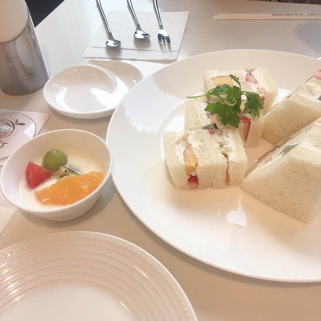 飯泉吏南さんのインスタグラム写真 - (飯泉吏南Instagram)「. . はじめてのタカノフルーツパーラー🍓 . フルーツサンドが激うまだった、、、 また食べたい😭 . . #タカノフルーツパーラー #フルーツサンド #新宿」8月2日 20時54分 - pocha_rina