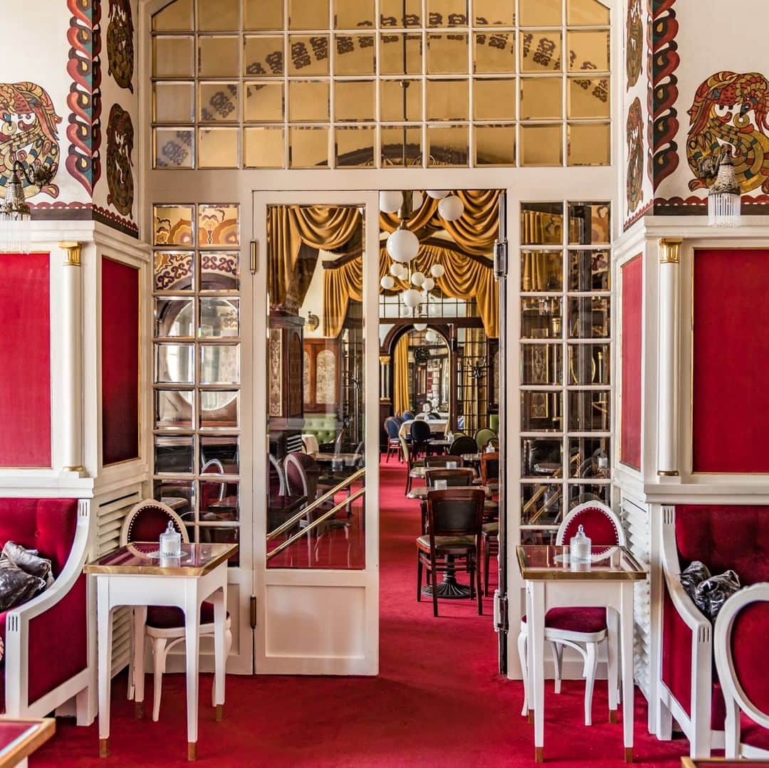 ルフトハンザさんのインスタグラム写真 - (ルフトハンザInstagram)「Along the arcades of the Kraków Cloth Hall, the Art Nouveau Café Noworolski invites to linger. #Lufthansa #CityOfTheMonth #Kraków」8月2日 21時01分 - lufthansa