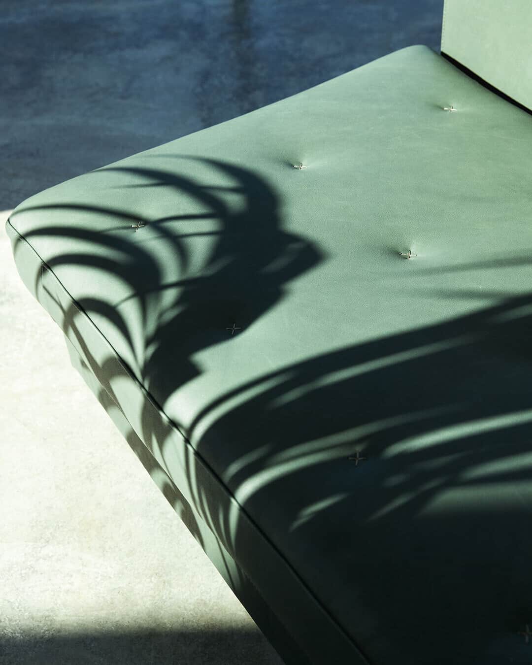 Poltrona Frauさんのインスタグラム写真 - (Poltrona FrauInstagram)「Welcome to Poltrona Frau's Summer! Enjoy a relaxing weekend on an elegant Forest Green Kennedee sofa. – #PoltronaFrau #InteriorDesign #Interiors #Furniture #ItalianDesign #JeanMarieMassaud」8月2日 21時01分 - poltronafrauofficial