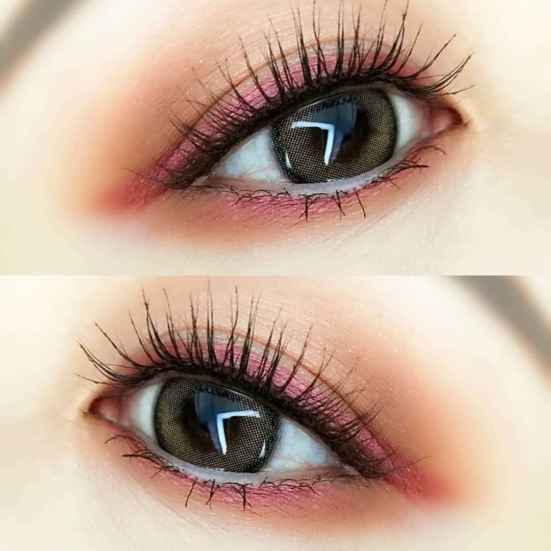 romi699667のインスタグラム：「@maccosmetics  soft brown, saddle,cranberry  @canmaketokyo  クイックラッシュカーラーBR  lens @mitunolens  I-DOL ROZE AIRY beige brown  このカラコンすごく可愛いと思う♥️ もともと色素が薄い人みたいになるけどぼやけないでくりっとした目になります。 色味も強い感じじゃないし 髪色やメイクの色も選ばずどなたでも似合いやすそうです！ 🎀 アイシャドウはM・A・Cのソフトブラウンでほりを作ったら 一段濃いサドルを目尻にいれて奥行きを出します。 クランベリーでアイライナーを入れたら完成～(水スプレーしたアングルブラシで描くとしっかり描けるよ) どれもお気に入りのカラー😊 🎀 #アイシャドウ#maceyeshadow #アイメイク#canmake #  #mitunolens #蜜のレンズ #化粧#化妝#眼妝#眼影 #美妝 #아이섀도우#메이크#오늘의화장#カラーメイク#プチプラコスメ#コスメ#eotd#makeup #asianmakeup #今日のメイク#eyemakeup #motd#eyeshadow#kbeauty #キャンメイク#maccosmetics #クイックラッシュカーラー #カラコン#colorlens」