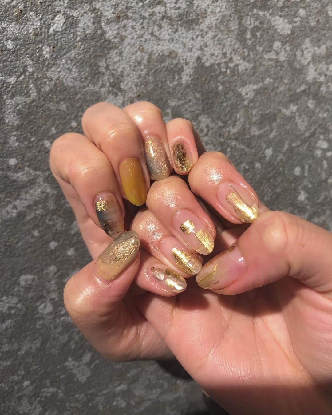 のインスタグラム：「なんとなくつながりを持たせた左右非対称art🍃🍃夏の涼しさと少し重みを。  #art#nail#nails#nailart#art#dlaw#lapilie#design#japan#tokyo#omotesando#harajuku#shibuya#instanails#nature#earth#vetro#coregel#gel#gelnailsdesign#gelnails#lucugel#滲みアート#美爪#ニュアンスネイル#ネイリスト募集」