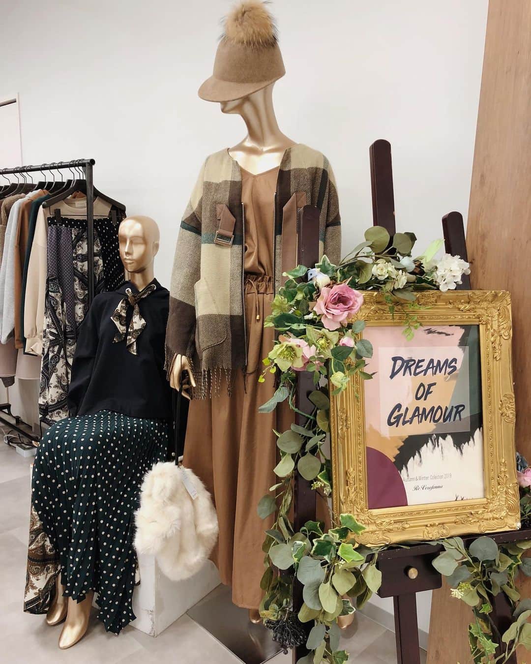 のインスタグラム：「〝Verofonna〟  いつもかわいい ヴェロフォンナの展示会へ まりやさんと行ってきました☺︎︎ . . 今回もデザイン製があるものばかりで、 素敵だったなぁー✧‧˚ 肩フリルのニットは 絶対オーダーするって前からねらっていたんだぁ🦚💛💙やっぱり実物もかわいかった💛💙 . もうひとつは アクセであそべそうな シンプルワンピースをオーダーしたよ✍ . . いまから待ち遠しいっっ!!📦✨💭 #Verofonna #ReVerofonna #ヴェロフォンナ #ヴェロフォンナ展示会 #2019AW展示会」