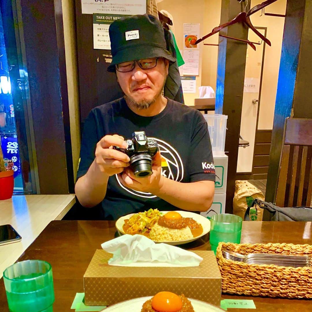 松尾貴史さんのインスタグラム写真 - (松尾貴史Instagram)「#ディナー は、#荻窪 の「 #吉田カレー 」で、#キーマ に #アチャール を #トッピング して。写真を撮っている #はぴぃ さんを盗撮。  美味かったぁ。」8月2日 21時08分 - kitsch.matsuo
