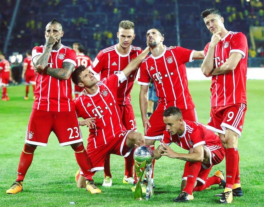 バイエルン・ミュンヘンさんのインスタグラム写真 - (バイエルン・ミュンヘンInstagram)「Same pose again tomorrow, boys 🤞🏻😉 #Supercup2019 #BVBFCB #FlashbackFriday #Supercup #FCBayern #MiaSanMia #packmas #🔴⚪️」8月2日 21時09分 - fcbayern