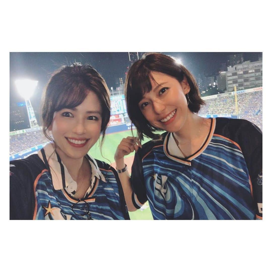 上村彩子さんのインスタグラム写真 - (上村彩子Instagram)「. . Bリーグの現場でも会うことがある フリーアナウンサーの 神田れいみちゃんと YOKOHAMA STAR★NIGHT ベイスターズ🆚ヤクルト戦へ！ 今日からは巨人との三連戦ですね。 . . ハッピースターダンスを 二人で張り切って踊りましたが カメラに抜いてもらえませんでした…😂 次こそ！笑 . .  #YSN2019#starnight#baystars」8月2日 21時11分 - saekokamimura