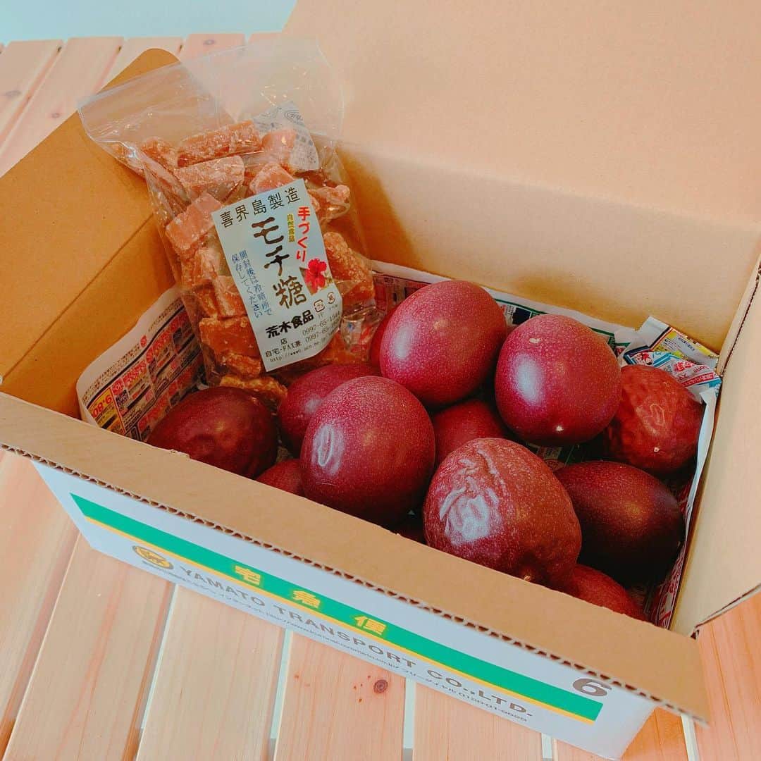のインスタグラム：「ねーーー😭 もーー優し過ぎるやろ😭❤️ 愛する友人から、奄美の宝がいっぱい届きました😭❤️ 遅くなったお誕生日プレゼント🎁❤️ って、3ヶ月過ぎてるからもはやわけわからん口実つけたただの優しさ😭❤️（笑） そもそも、 私が彼女のInstagramストーリーズをみて、 RITZ＋Kiriクリームチーズ🧀＋パッションフルーツ🥭めちゃくちゃ美味しい‼️ これあったらもう何も怖くない‼️ってまた面白すぎる表現してるけどすっごく美味しそうで、反応したら「ほな送るわ‼️😆👍」って、、、神なの？🙏 そんなつもり全くなかったけど、 誕生日プレゼントにって言ってくれたからwwえ！？、、、いいの、、？ってww🤣甘えた❤️w ✨ 🥺 もうね、 箱📦開けた瞬間、ふわ〜✨ってパッションフルーツの香りが顔全体に広がってきて、一瞬にして奄美大島に上陸した。 思わずその手でとりあえずそのまま頂きました🙏 甘酸っぱさがもうたまらん南国の美味しさ❤️😭✨ しかもですよ！！！ ジャムって言うてたけど、 いっぱいもらったし、自分で作った方が無添加で美味しく食べられるから！！ って、大量のパッションフルーツとジャムを作る用に、モチ糖まで入れてくれるという未来をも楽しい時間を作ってくれるお気遣い😳 私はね、本当にいつも彼女から、 学ぶんです。 ぶっ飛んだ明るさの中にある、 こんな人間の優しさを忘れずにいたいと、 こちらが優しくなってしまう優しさを。 彼女は奄美大島でSup&SupYogaインストラクターをして夏を過ごした後、 オーストラリアへ🇦🇺移住🐨🦘 ってカッコよすぎるわ😩❤️ 絶対会いに行くから‼️ オーストラリアにお返し持っていくから‼️ 刺激し合える最高の宝 @miiichiii_sup_315  ミッチー❤️ありがとう😊🌈 ここで流れるBGMは、やっぱり ディズニーシーのシンドバッドかな🤔✨ 😋 ✨ ジャム作って〜 RITZでも食べるけど〜 スコーン作って生クリームと挟んで スコーンサンドにするもの良いな〜✨😆 って、妄想まで楽しませてくれるプレゼント🎁  ありがとう❤️ #奄美大島 の #宝箱 #クロネコヤマト で届いた #愛 #らゔ #you #パッションフルーツ  #3ヶ月前の誕生日プレゼント  #ミッチー #優しい #未来の楽しみが増えた  #フルーツ #南国 #ありがとう❤️ #大好き  #一生の宝 #友達 #仲間 #supyoga」