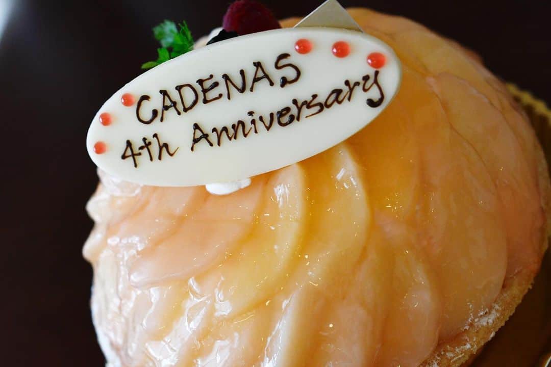 Yuka Maeda ::manicurelistのインスタグラム：「CADENAS 4年を迎えることができました🥺💓💓💓 いつもCADENAS誕生の日を覚えていてくださるお客様からのさしいれです😭❤️ こんなに嬉しいことはないです(T_T) ありがとうございます😭💓 早いもんで、もう四年もたったのか！ いや、まだ四年かー！という感じです🥺  この4年間わたしにとっては、今まで生きてきた人生の中で大きく、大きすぎるくらいにいろんなことがあったなあー。  サロンオープンして💅 結婚して わたしから１つの命が誕生して🧸 今まで頑張ってくれてたスタッフさんと出会って そしていまは 長谷川さん本多さんにも出会い マツエクもスタートして @cadenaseyelash  １年前から新事業の立ち上げを決意して 今形を作っていっているところ  3年目で新事業の立ち上げを考えたんやなあと、今振り返って気づきました（笑）  毎日が怒涛のようにすごしてますが 本多さん、長谷川さん、お客様、大好きで大切なみなさんに支えられて今のわたしがあります。 恵まれた環境に感謝しかない😭❤️ いつもいつも本当にありがとうございますm(_ _)m  やりたいことが多すぎて 走りまくってせわしない私ですが🤢 これからもまだまだ走りまくります！！ ゲストに愛と感動を…❤️ . . 大阪市北区 梅田.中崎町.駅から徒歩7分🚶‍♀️ CADENAS nail eyelash  マツエクアカウント @cadenaseyelash LINE:@ cadenas 🆔検索🙋‍♀️ tel:06-4792-8617. cadenas.nail@gmail.com. . #ネイル #ジェルアート #大人かわいい #梅田ネイル #堂山町 #大人ネイル #個性派ネイル #クリアネイル #ジェルネイル #nail #notd #ニュアンスネイル #instanail #ワンカラー #夏ネイル  #ネイルデザイン #ongels #美甲 #osaka  #ジェルデザイン #cadenas #指甲 #spring #Insatnails #fashion #シアーネイル #うる艷ネイル #トレンドネイル  #気づけば #4周年」