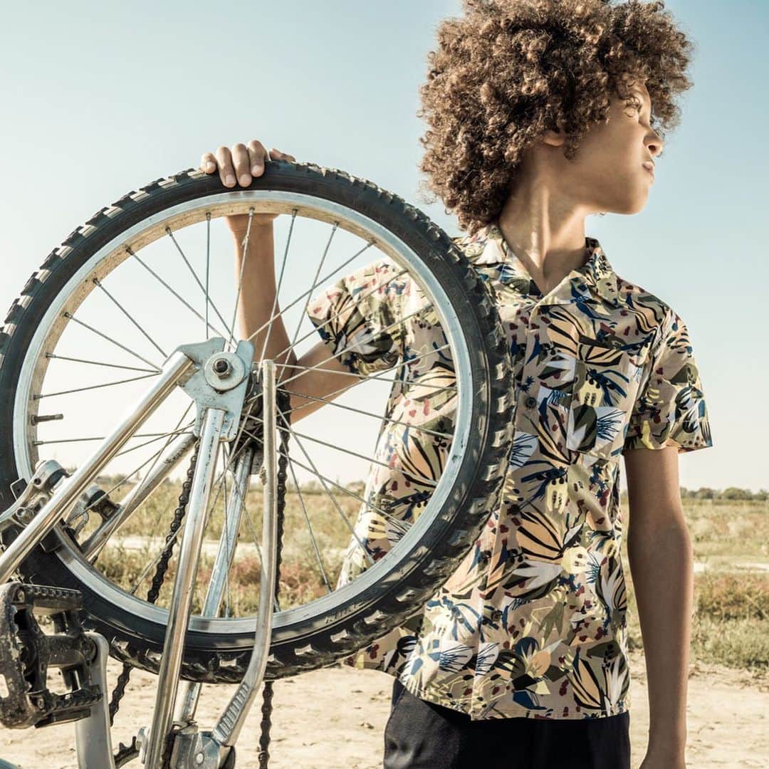 のインスタグラム：「Dreaming of far away Summer landscapes.  #TrussardiJunior #SS19」