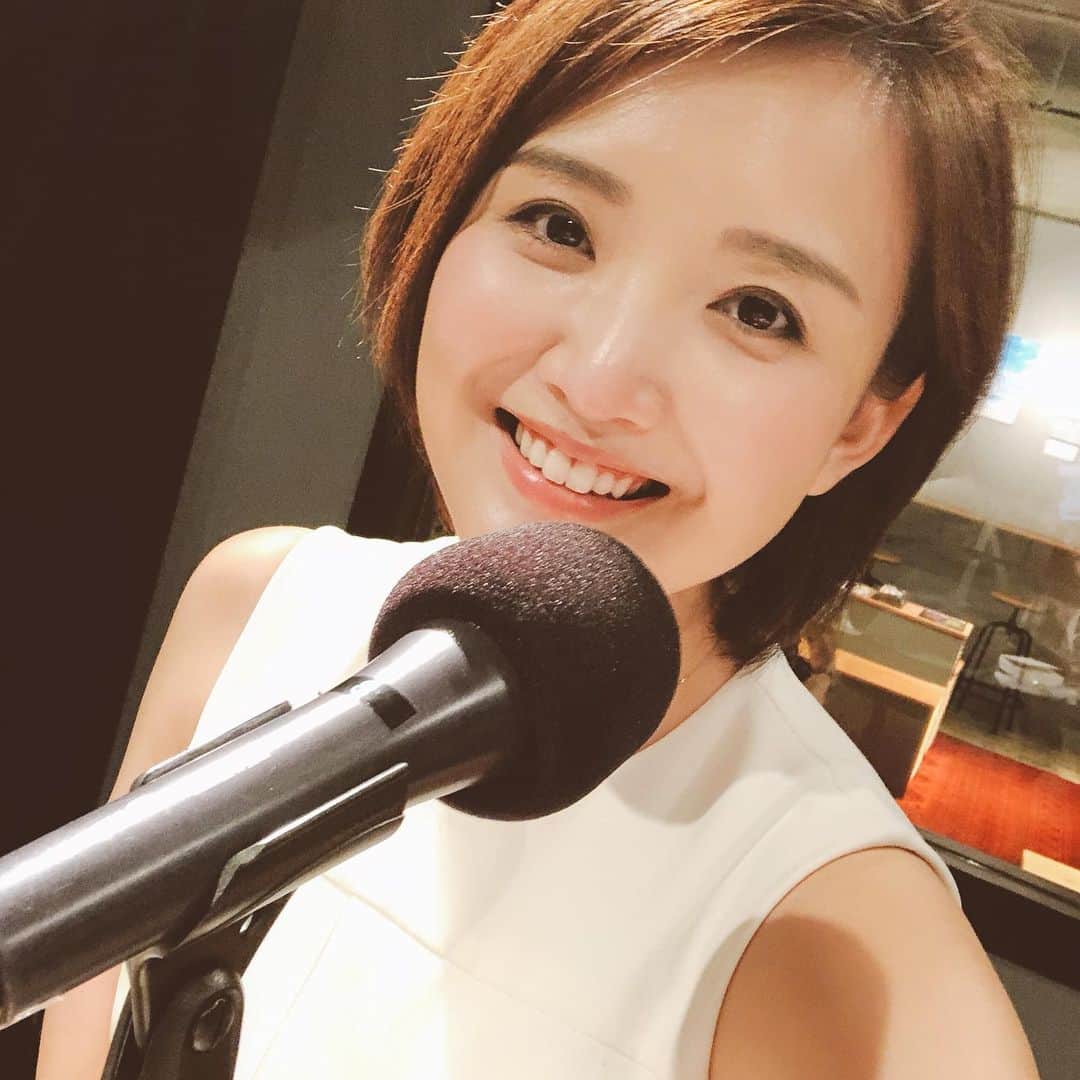 のインスタグラム：「🎙🌸🎤 ラジオにゲスト出演してきました！ . 学生時代、バルセロナ留学について、テレ東アナウンサー、Whitte、香り、ラッファについてなどなど🧚‍♀️話しきれないくらいで楽しかったです😆感謝✨ . 番組名 オトナの流儀 にちなんで、最後に「かっこいい大人とは？」と聞かれ…とっさに「責任を楽しめる人」とお答えしてみました🤔 . 大人になると妙に賢くなって、誰かや何かのせいにしてみたり、楽しむことも斜に構えたりしがち。。でも、堂々と自分らしく笑顔でご機嫌に生きている方のほうが、一緒に居ても気持ちいいですよねっ！！私もそんな人になれるようにがんばろ〜っと♥️ . #fiveoneオトナの流儀 #ラジオ #かっこいい大人とは」