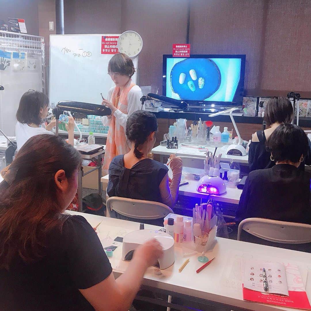 なかやまちえこさんのインスタグラム写真 - (なかやまちえこInstagram)「2019.07.02 Betty gel プロマイスター きまぐれキャット さざなみ＆テラコッた、フォーミングジェル編⠀ ⠀ ・5枚目は受講生の方が先日発売したなかやまデザインのうつぶせくまを使ってとてつもなく可愛い白くまアイスネイルをしてきてくれてました😭💓💓 ・6枚目の方は、わたしのゼルダネイルに合わせてとムジュラの仮面ネイルしてきてくださったそうで…😭😭💓 他の方もみんなマイネイルが素敵で可愛かったです😳💓💓✨💫 ⠀ #bettygel #なかやまセミナー #なかやま仕事 @bettygel @kimagure_cat_whim @candypocketgotanda」8月2日 21時23分 - chiekonakayama