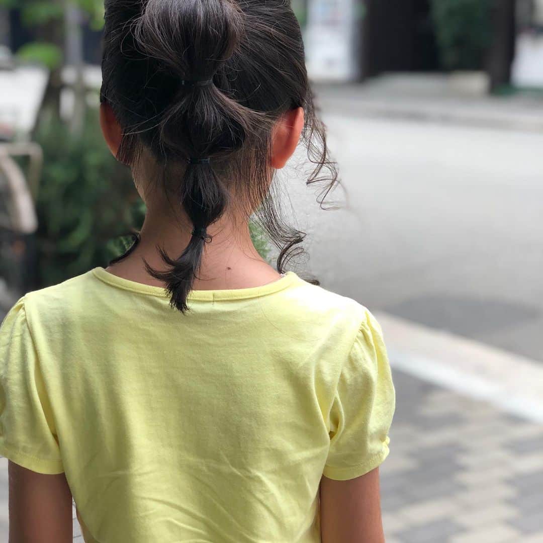 【北堀江・美容室 peaks hair】のインスタグラム：「キッズアレンジ✨  海にプール、浴衣にもあいそうなアレンジスタイルです！  スタイリスト  堀口  #peakshair #ピークスヘアー#堀江#北堀江#美容室##Instahair#hairstyle#Instafashion#イルミナカラー#小顔#美意識#おしゃれな人と繋がりたい#おしゃれ#お洒落#ヘアアレンジ#ヘアスタイル」