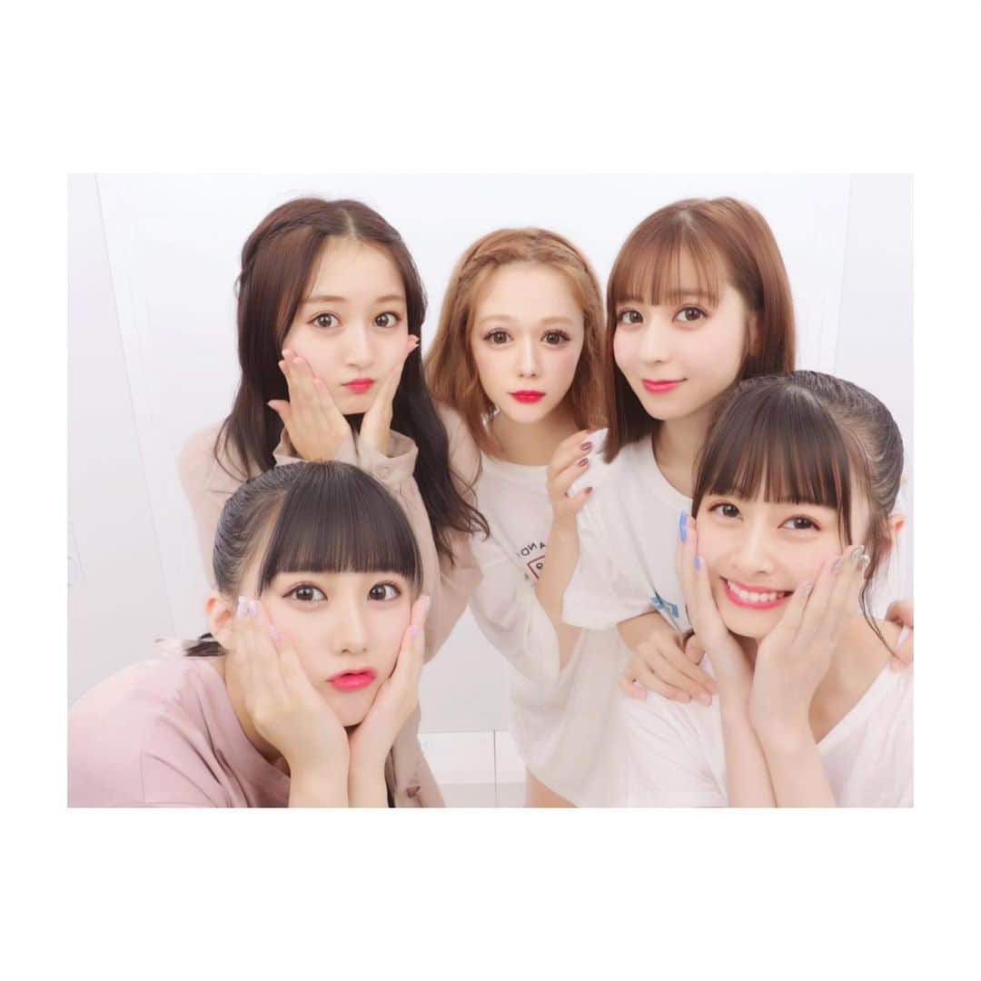 村重杏奈さんのインスタグラム写真 - (村重杏奈Instagram)「いろんなアイドルがいて 最高の#TIF2019 でした💓💓 さしさんのおかげで広がる輪🤜🏻😫🤛🏻 みんな仲良しで鬼カワ☺︎ #プリクラ大好き過ぎる #４回くらい撮った  #プリクラのプロ #HKT48 #イコラブ #共通点さしさん #神❤️」8月2日 21時24分 - hktanna4848