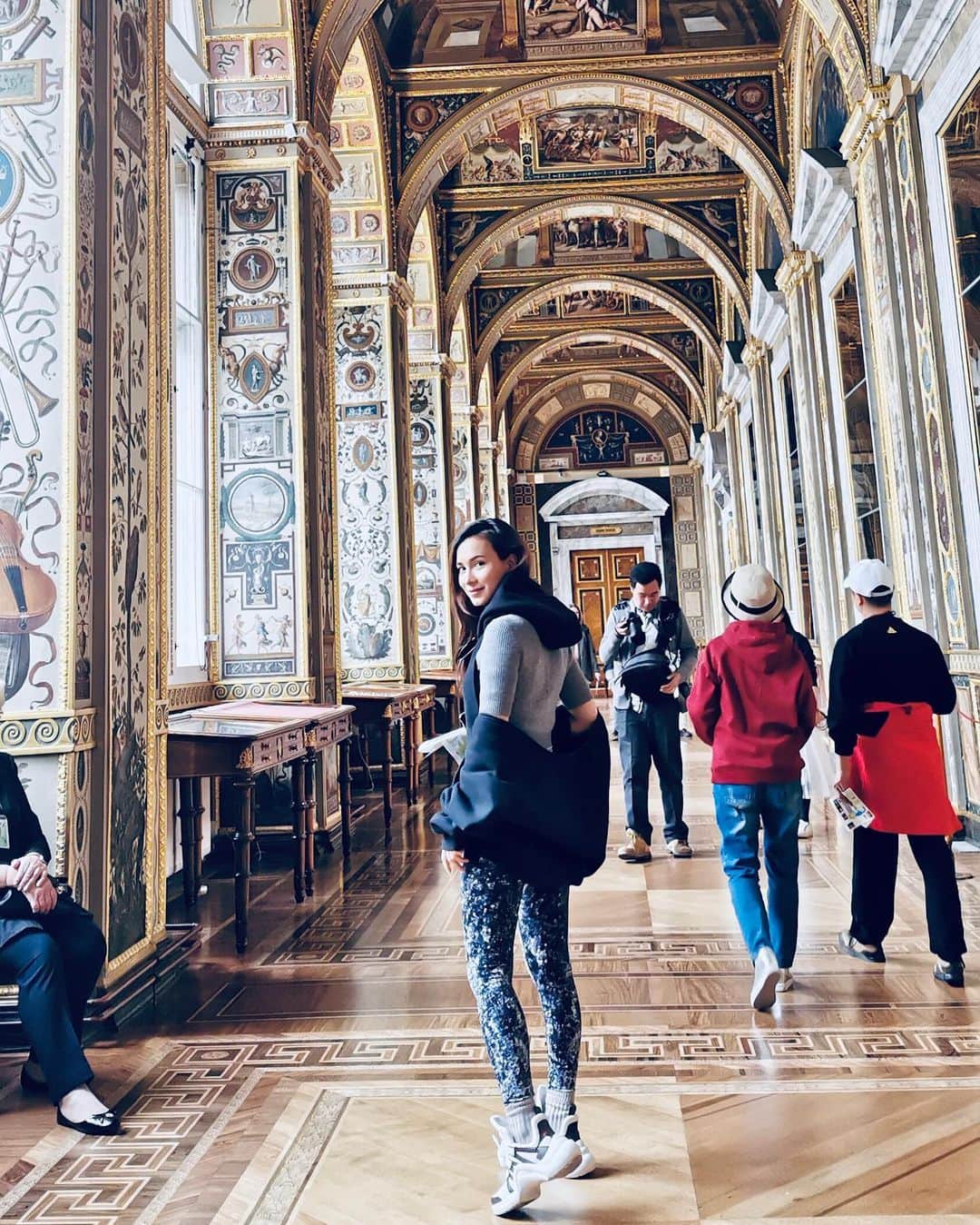 セリーナ・ジェイドのインスタグラム：「Day off to see St. Petersburg🇷🇺! First stop: hermitage museum. Our call time tomorrow is 3am I hear... 😳」