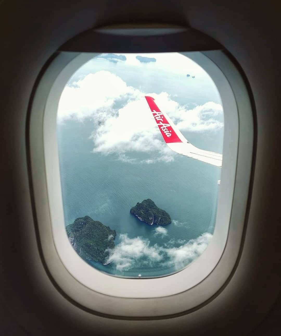 エアアジアさんのインスタグラム写真 - (エアアジアInstagram)「Adventure starts at the first glimpse of the destination from your plane window.  Happy weekend, everyone!  #AirAsia #FlydaysWithAirAsia __________ Photo by @vikin_gils」8月2日 21時24分 - airasiasuperapp