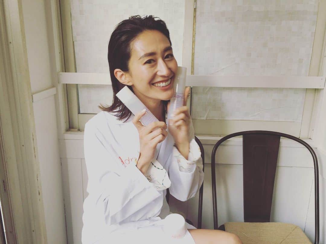 のインスタグラム：「梅雨も明けて、そろそろ太陽がやってくる！AdrySを使用してこの夏の紫外線による乾燥から肌を守りましょう🏝🏝🏝 @taisho_beauty  #AdryS #化粧水 #mom #skincare #夏本番 #happy  #love #アドライズの白衣で  #PR」