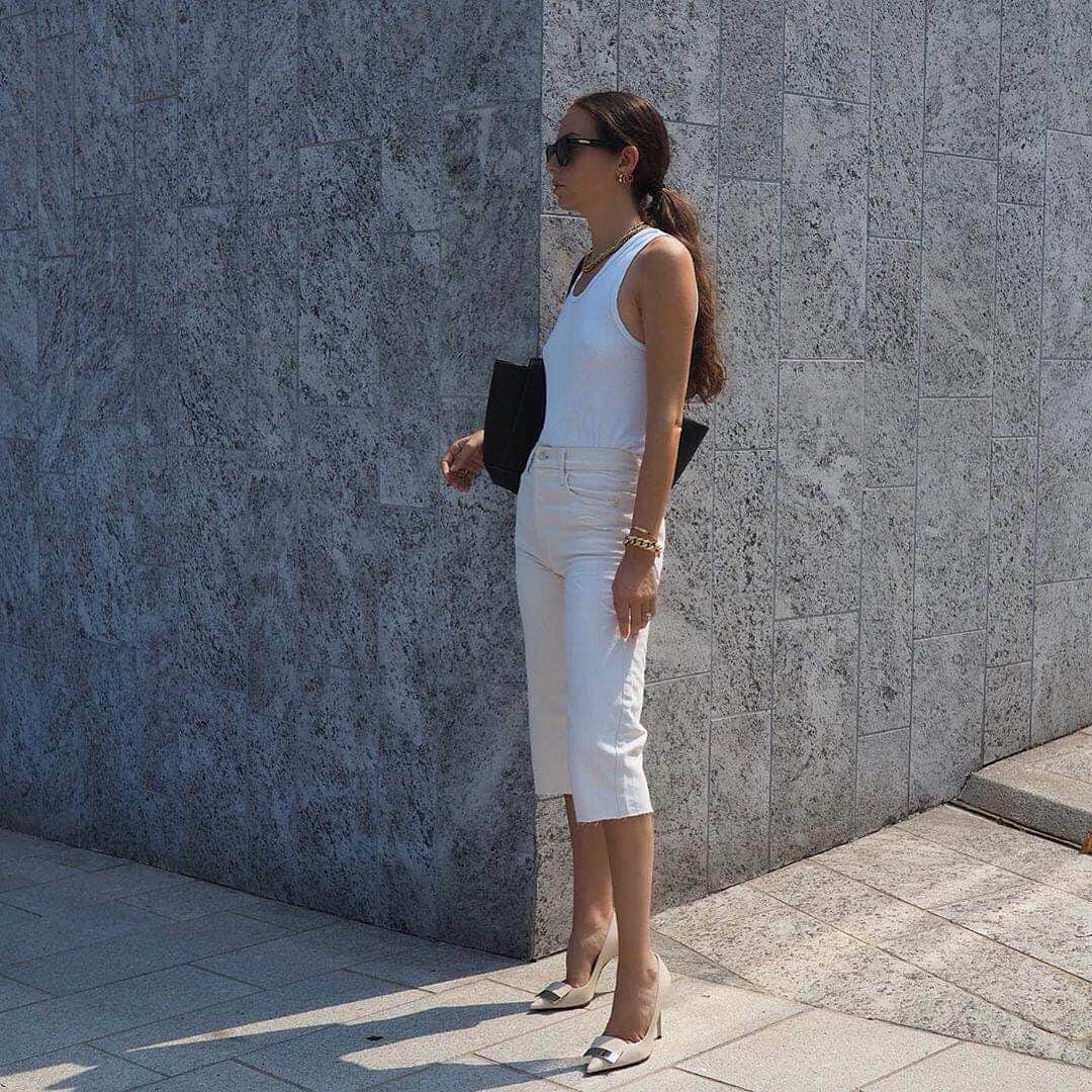 Sergio Rossiさんのインスタグラム写真 - (Sergio RossiInstagram)「Summer chicness by @erika_boldrin  Here wearing the #sr1Pump in chalk #SergioRossi」8月2日 21時29分 - sergiorossi