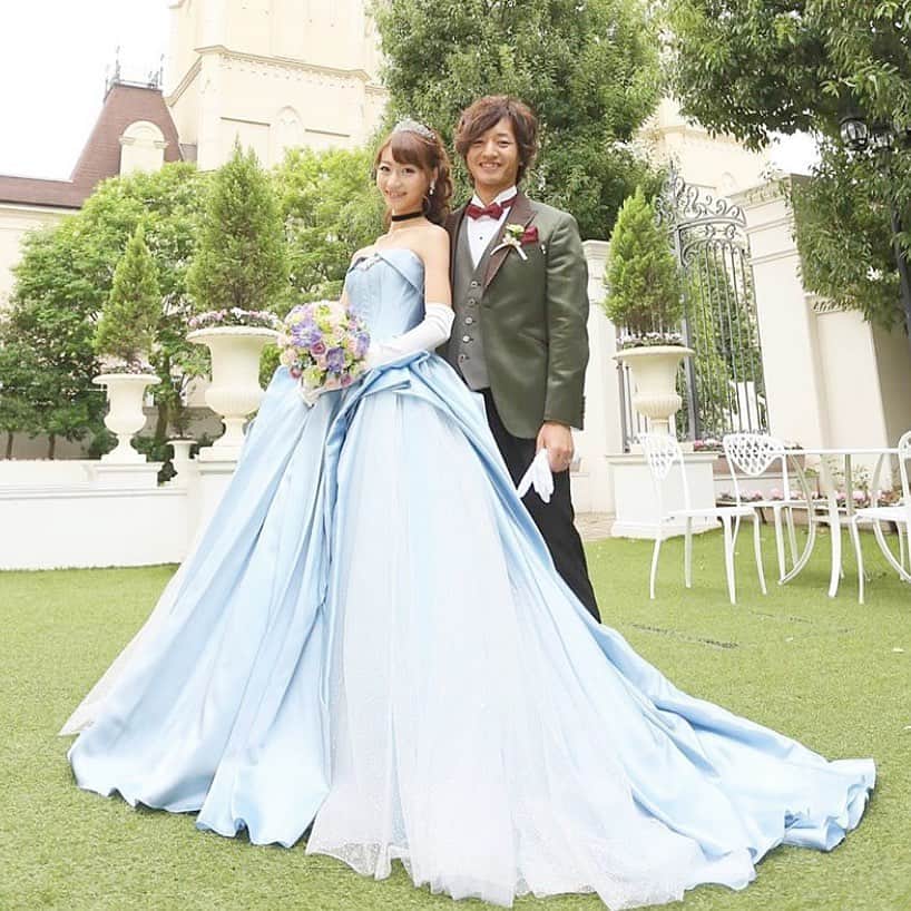 ベストブライダル公式さんのインスタグラム写真 - (ベストブライダル公式Instagram)「@bestbridal.jp 💒 ベストブライダルの花嫁さんは #ベストブライダル花嫁 #BB花嫁 にお写真を投稿してください♩ . . 会場名：#アートグレイスウエディングシャトー ＠artgrace_omiya_official . . 憧れのシンデレラ風ウェディング💕 . ディズニーが大好きな ＠haru_love.disney さんのブライダル写真をご紹介します👗 . シンデレラのようなブルードレスがとてもロマンティック⛪ カバーは前撮りのご様子です✨ . 普段はしないような恥ずかしいポーズもせっかくの思い出だからと付き合ってくれた優しい旦那さま🕊 . お二人の仲の良さが伝わってきます♫ . ディズニーが大好きだという想いがたっぷり伝わってくる素敵なお写真がたくさん💞 . この他のお写真もとっても素敵なので、スワイプして是非チェックしてみてくださいね🔔 . . ＼ウェディングフォト募集中❤️／ . 当アカウントでリグラムOKなベストブライダルの卒花嫁orプレ花嫁の皆様は、 #ベストブライダル花嫁 もしくは  #BB花嫁 のハッシュタグをつけて投稿をお願いします💕 . . ※BB花嫁に投稿があったお写真をリグラムする際は個別にご連絡は行っておりません🙇予めご了承ください＊* . . ＝＝＝＝＝＝＝＝＝＝＝＝ 💒ベストブライダルとは？ ＝＝＝＝＝＝＝＝＝＝＝＝ . ＊アートグレイス ＊セントグレース ＊アプローズスクエア ＊ストリングス ＊アフロディテ . など、全国（東京、横浜、浦安、千葉、仙台、名古屋、大阪、京都）でゲストハウスを運営し、多くのお客様の人生の節目となるウエディングを手がけています💕 . また、多くのお客様にお帰りいただけるレストラン、ホテルもご用意しています🍴 . . 💒【各会場のアカウントについて】 私たちの会場は @bestbridal.jp のフォロ一覧からご覧頂けます✨ . 💐【ブライダルフェアの予約について】 各会場のアカウントのプロフィールURL🔗にある会場HPからご予約いただけます✨ . . ＝＝＝＝＝＝＝＝＝＝＝＝ 💗たくさんの、LOVEを届けよう ＝＝＝＝＝＝＝＝＝＝＝＝ . #たくlove 私たちのブランドスローガンは「たくさんの、LOVEを届けよう」💕 . お客様との出会いは、一生における祝福の瞬間を祝う、始まりです。 . 私たちはお客様との出会いを大切に、おふたりの人生を祝福し続ける存在でありたいと考えています🕊 . ベストブライダルは、世の中で1番、たくさんのLOVEが届く瞬間をお祝いする企業を目指します♡ . . . #結婚式 #花嫁 #プレ花嫁 #卒花嫁 #結婚式準備 #ウェディング #ウエディング #ベストブライダル #日本中のプレ花嫁さんと繋がりたい  #婚約指輪 #婚約 #プロポーズ #結婚式場 #結婚式レポ #2019秋婚 #2020春婚 #ディズニー #シンデレラ #カラードレス #ブルードレス #前撮り #ドレス迷子」8月2日 21時31分 - bestbridal.jp