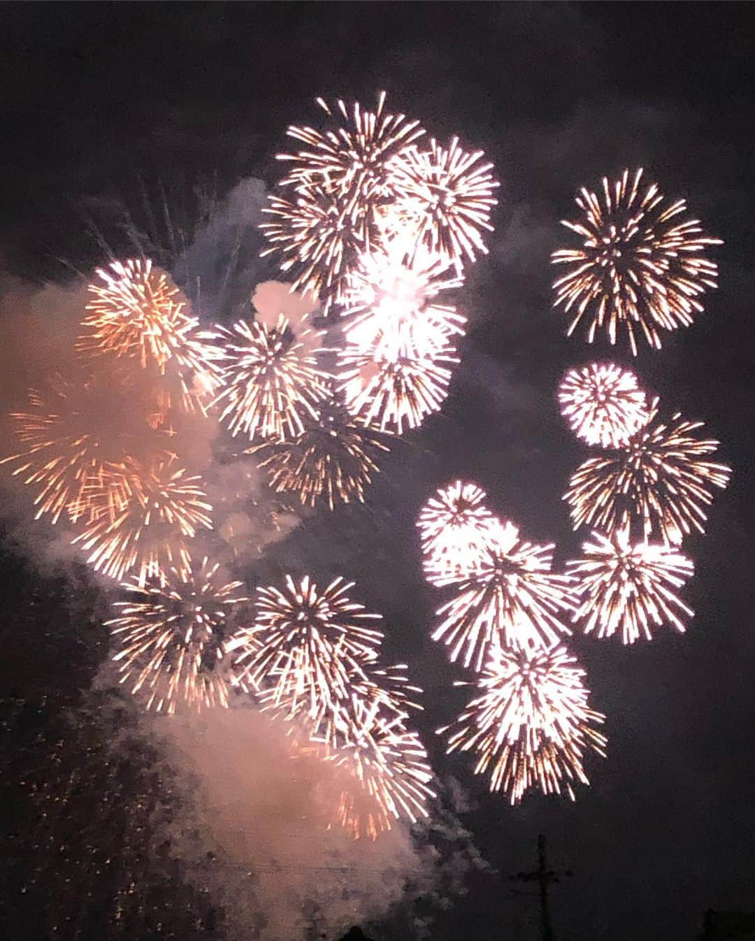 井上香織さんのインスタグラム写真 - (井上香織Instagram)「2019.8.2🎇✨✨ ・ 柳祭りの花火。 ・ フィナーレまでは見てないけど綺麗だったなぁ😍 ・ 今日は @aokei0613 圭くんにもらった甚平。 涼しそうで可愛い柄♡ ・  #豊岡 #柳祭り #花火」8月2日 21時37分 - kaorin888