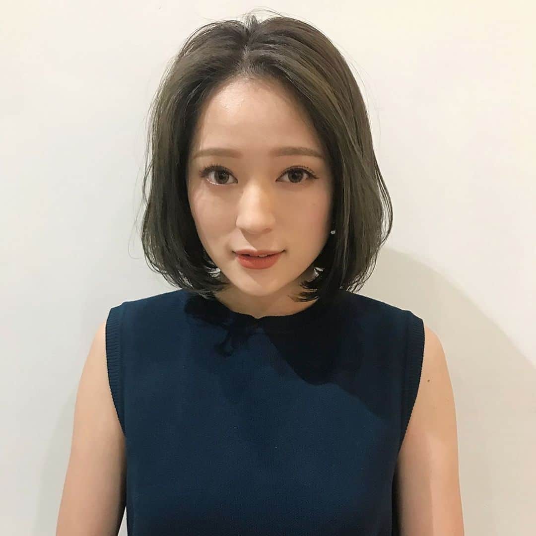 野口和弘のインスタグラム：「今日はchayちゃんのカットカラーしたよ☺︎ @chay1023_official . カラーは安定のブルージュに重軽ワンカール！！ . もうすぐ発売のchay bookにも詳細載ってるから買ってね👌 . #chay#ciecanoguchi」