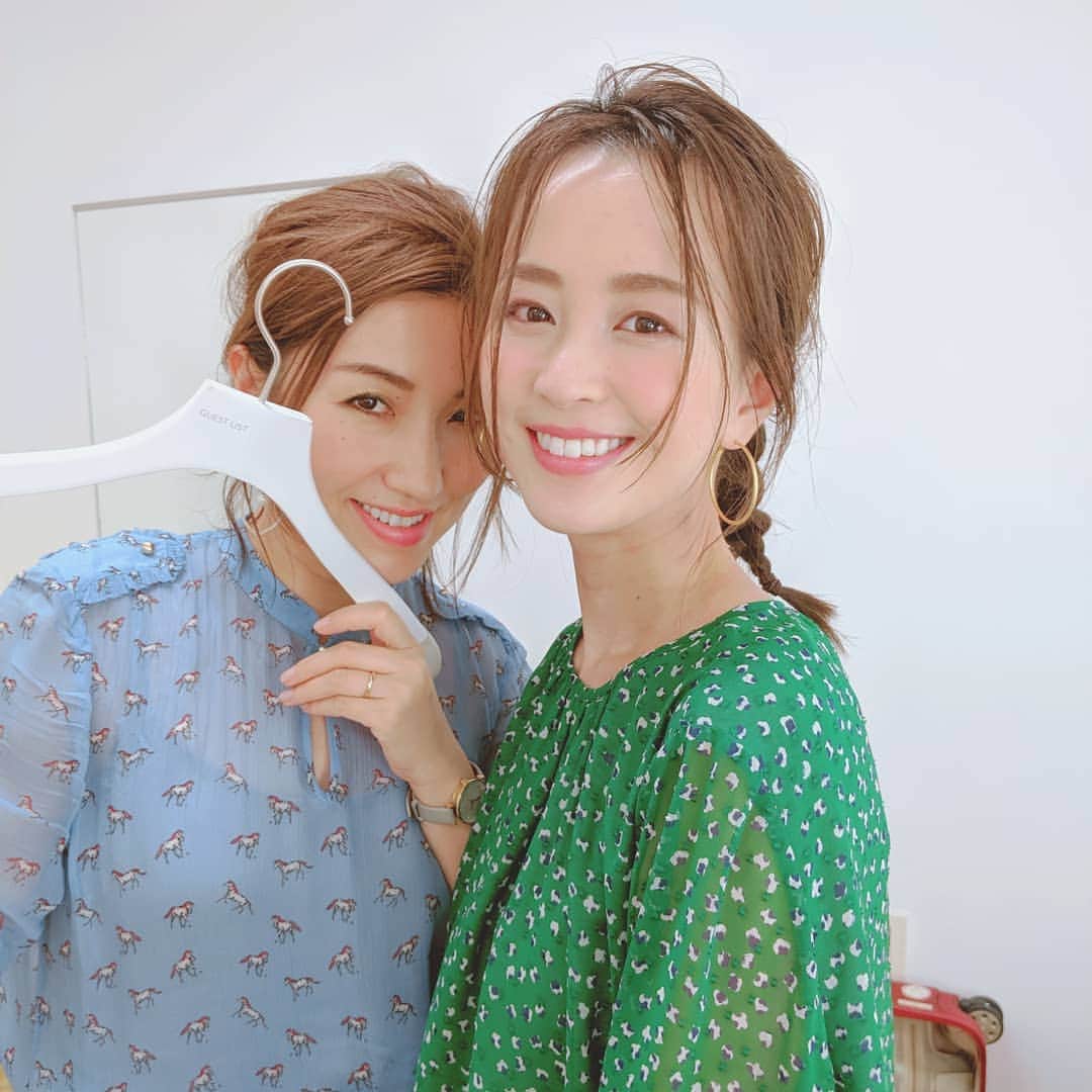 佐野莉子のインスタグラム：「美的の撮影で長井かおりさん（@kaorimake ）にヘアメイクしてもらったよ💓💓 めちゃめちゃパワフルで素敵な方でした🥺✨ ⠀ ヘアメイクも衣装もツボすぎた〜〜💘 気になってたツヤメイク💘  うるっとヌーディーな感じがたまらなく好き！ ⠀ すぐ真似した💫💫💫✨ ⠀ 美的発売したら読み倒してもっと研究したい🥺🥺💓笑 ⠀ またお会いしたいな〜〜頑張ろう〜〜！😊 ⠀ 楽しかった💓美意識高まる撮影でした💓  #美的 #コフレドール #coffretdor #kanebo #cosmetics #biteki #撮影 #長井かおり #ヘアメイク #メイク #ツヤ肌メイク #ツヤ肌 #夜空ツヤ #twinklenightcollection #パケ買い #清川あさみ #菜々緒 #ドラコス #パッケージデザイン」