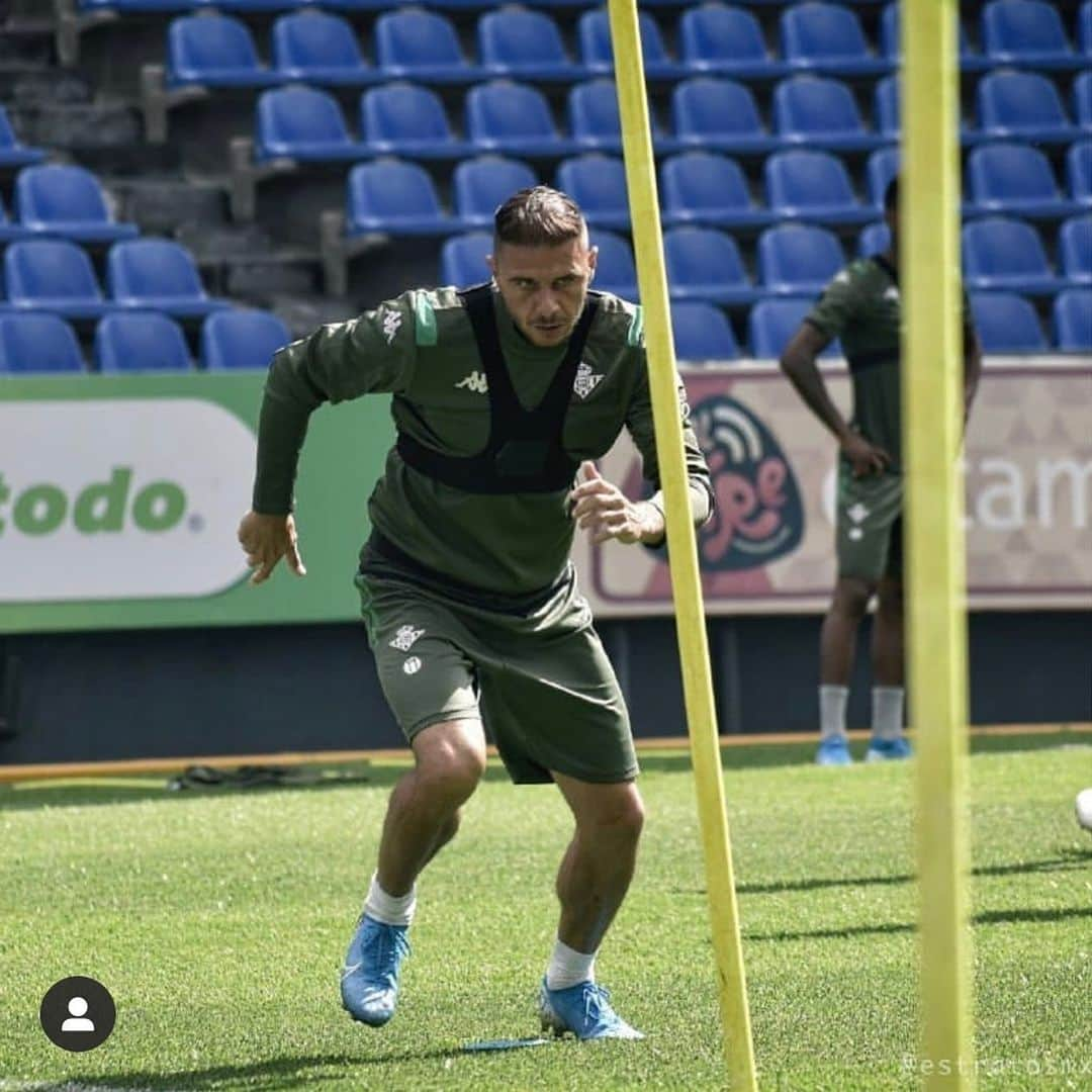 ホアキン・サンチェスさんのインスタグラム写真 - (ホアキン・サンチェスInstagram)「Ya va quedando menos para lo bueno !! ⚽️😜 #laligasantander #20temporadas #comoelprimerdia #mushobetis」8月2日 21時41分 - joaquinarte