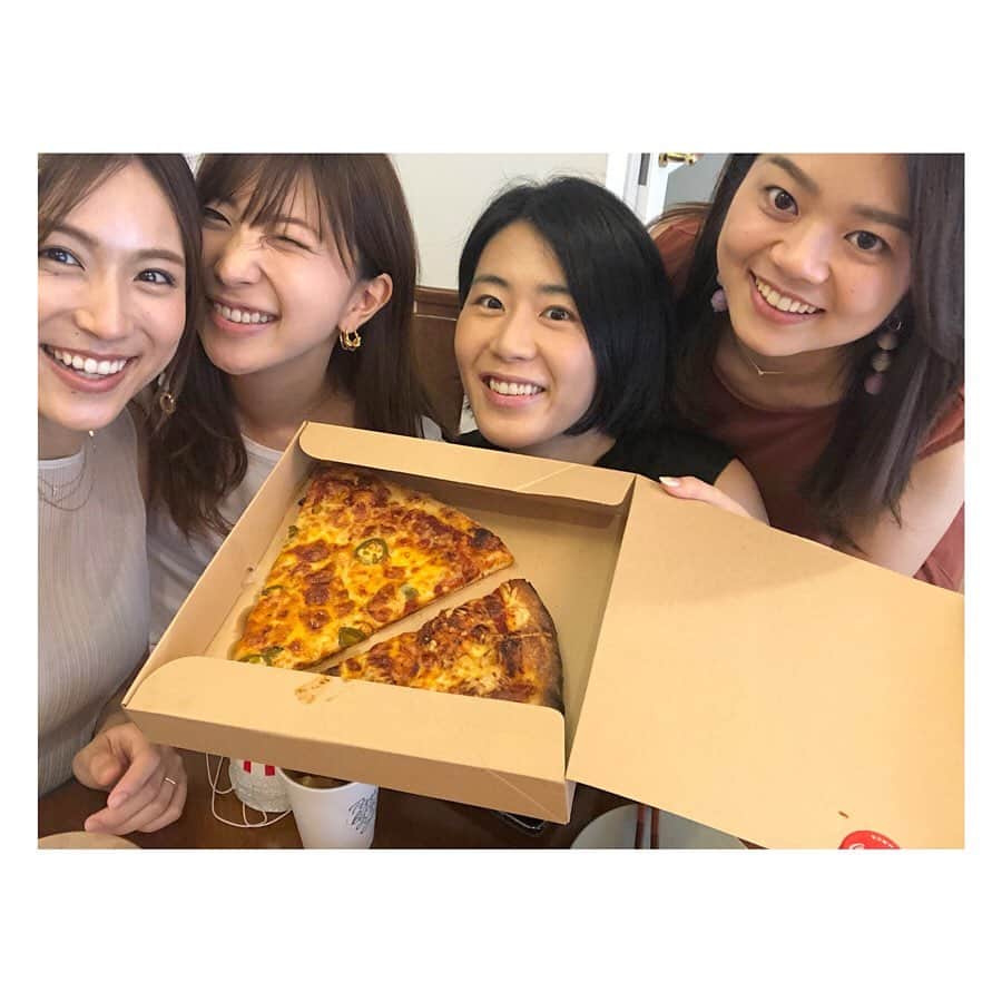 笹川友里さんのインスタグラム写真 - (笹川友里Instagram)「ニューヨークのピザは こんなにBIGらしい、、、‼️ 世の中知らないことだらけ🙄🙄🙄 ペロリでしたが💪 親友達が遊びに来てくれました✨ 沢山笑って沢山食べて楽しいひと時でしたー いつもありがとう🙏🧡 #知ってました？ #嘘みたいに大きい #心の友よ #いつもありがとう #笑った笑った」8月2日 21時41分 - sasagawayuri