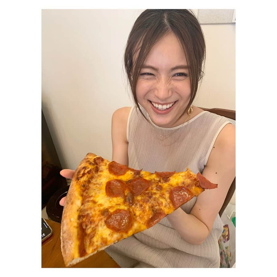 笹川友里さんのインスタグラム写真 - (笹川友里Instagram)「ニューヨークのピザは こんなにBIGらしい、、、‼️ 世の中知らないことだらけ🙄🙄🙄 ペロリでしたが💪 親友達が遊びに来てくれました✨ 沢山笑って沢山食べて楽しいひと時でしたー いつもありがとう🙏🧡 #知ってました？ #嘘みたいに大きい #心の友よ #いつもありがとう #笑った笑った」8月2日 21時41分 - sasagawayuri