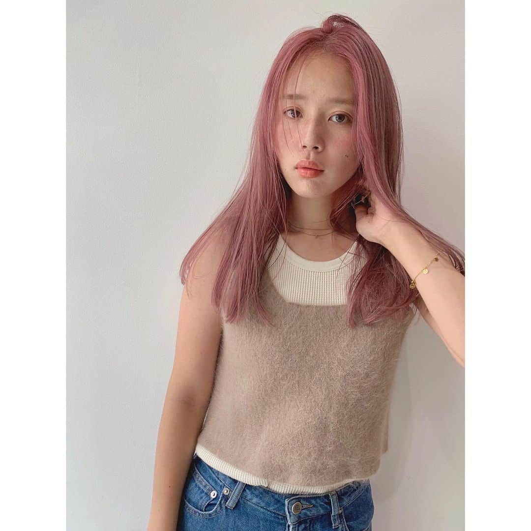 目見田早弥子のインスタグラム：「| hair color 伸びてた部分をブリーチして、またpink🌸 blueを混ぜてもらって退色も綺麗に。 かわいいblondeになるからpinkが抜けても楽しめます🌟」