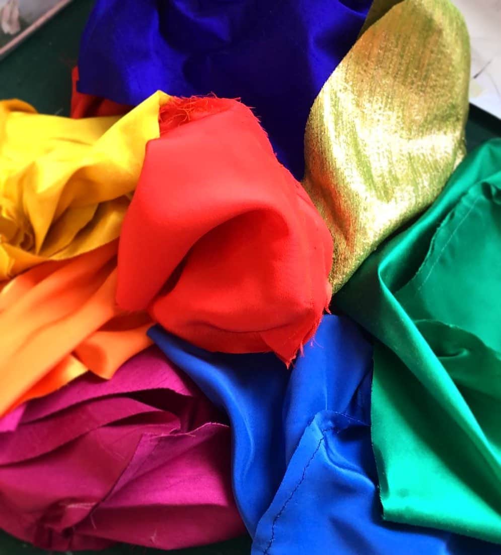 ピアーズアトキンソンさんのインスタグラム写真 - (ピアーズアトキンソンInstagram)「😎 #handmade, #silk, hat-linings #upcycled from #offcuts for our next project 💖❤️🧡💛💚💙💜 #COUTURE」8月2日 22時03分 - piersatkinson