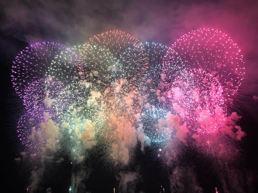 千秋さんのインスタグラム写真 - (千秋Instagram)「今年も来ました、長岡花火大会🎆🎇✨ 去年も言ったと思うけど、見えてる空が全部花火で埋め尽くされちゃうの。ずーっと凄すぎて文字で伝え切れない。一度でいいから現地で見て欲しい花火。世界一だと思います。最高👏🏻👏🏻👏🏻👏🏻👏🏻 去年、「また来年も来たいね」って話したみんなとまた来れたこと、そして「これは絶対娘にも見せたい」と言ってくれた家族と娘を連れて来れたこと、幸せな時間をありがとう。 新潟放送の皆さん、ぽえ、ありがとうございました。 #長岡花火大会 #長岡花火フォト2019 #長岡花火」8月2日 22時03分 - chiaki77777