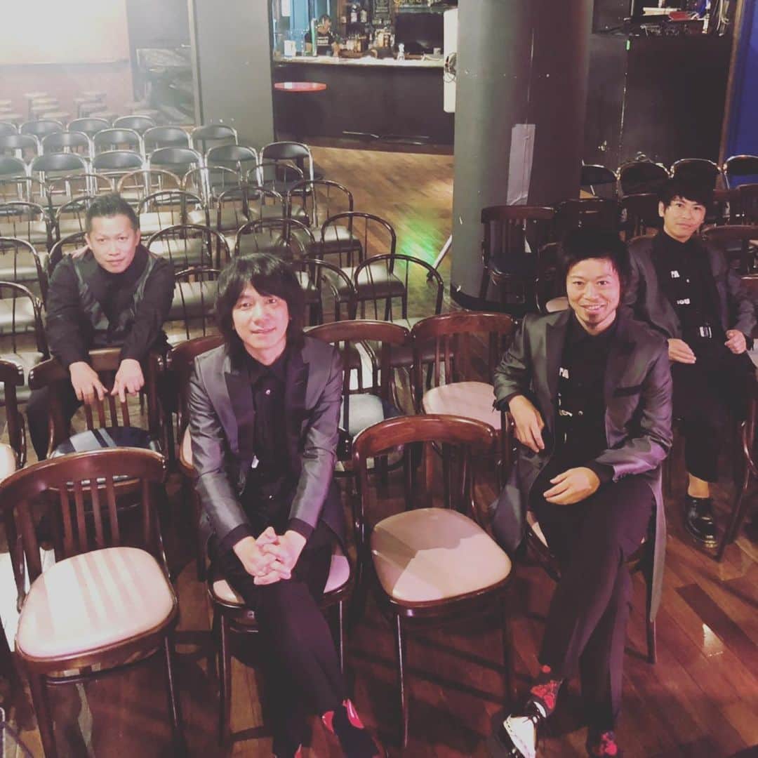 上中丈弥のインスタグラム：「唄モノステーション初日名古屋。特盛りでしたが楽しんでもらえたら幸いです。懐かしい記憶に触れれたら唄モノステーションは成功やと思います。 今日で唄モノステーションツアー、良いものになると思いました。 気持ち良く歌えて良い気分🥴 名古屋の皆様我が師匠  とりあえず東京戻ります。 #イナ戦 #イナズマ戦隊 #唄モノステーション2019」