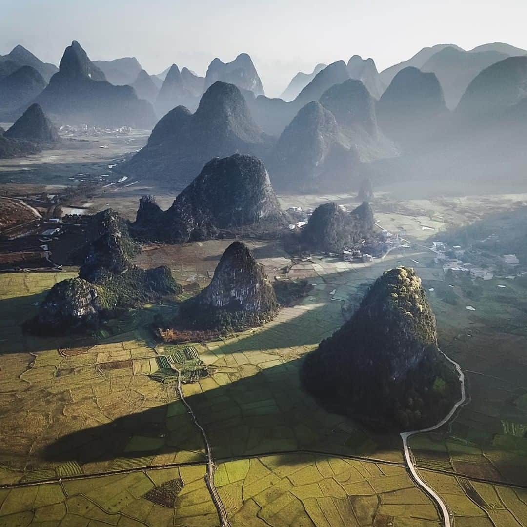 エールフランスのインスタグラム：「A misty morning at the heart of Guangxi’s hills. Our world’s marvels belong to those who get up early 😉 Un matin embrumé, au cœur des collines du Guangxi. Les beautés du monde appartiennent à ceux qui se lèvent tôt 😉 📸 Merci @Jordhammond  #AirFrance #Franceisintheair」