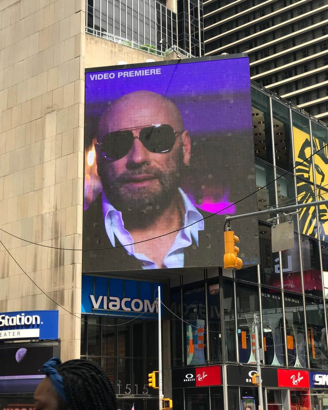 ピットブルさんのインスタグラム写真 - (ピットブルInstagram)「Come for the new video from yours truly, stay for a surprise from the one and only @johntravolta! Thanks @mtv for playing "3 to Tango" in Times Square this morning! Dale!」8月3日 3時28分 - pitbull